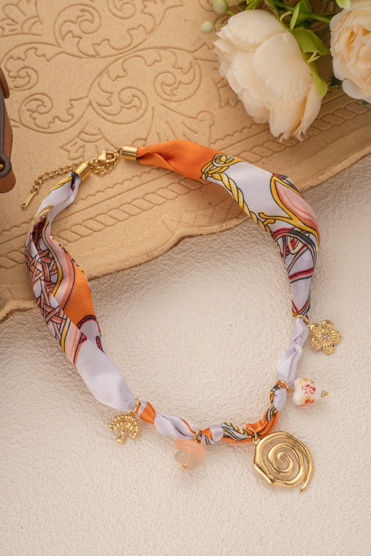 Schalkette im Bohemian-Chic-Stil mit Edelstahlanhängern