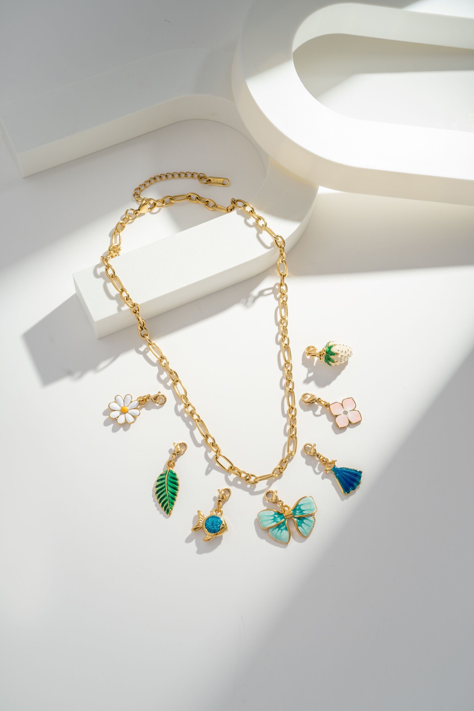 Goldfarbene rechteckige Edelstahlkette