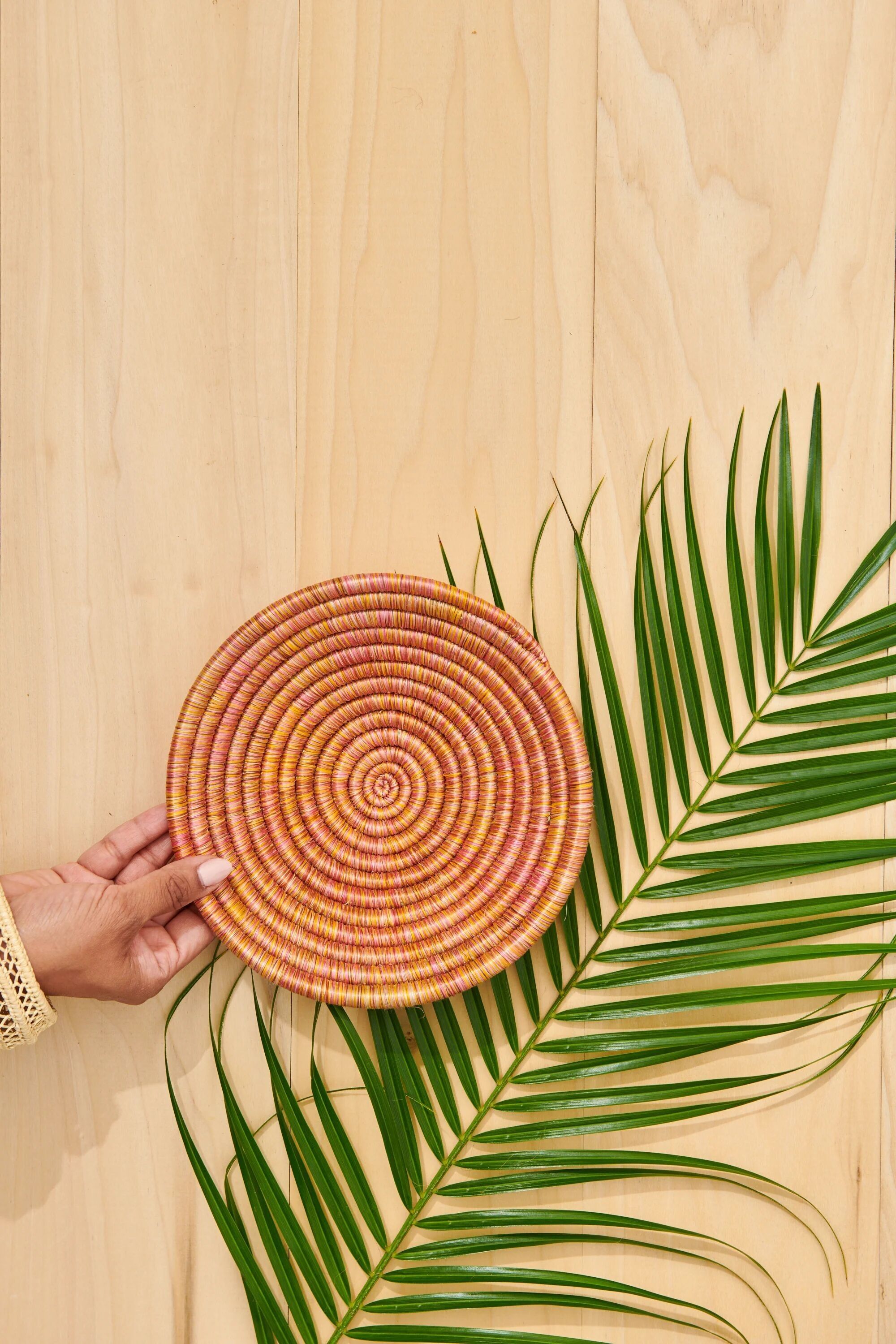 Cesta Sunset Confetti: Cesta tejida a mano de hierba dulce y sisal, decoración bohemia de comercio justo de Ruanda.
