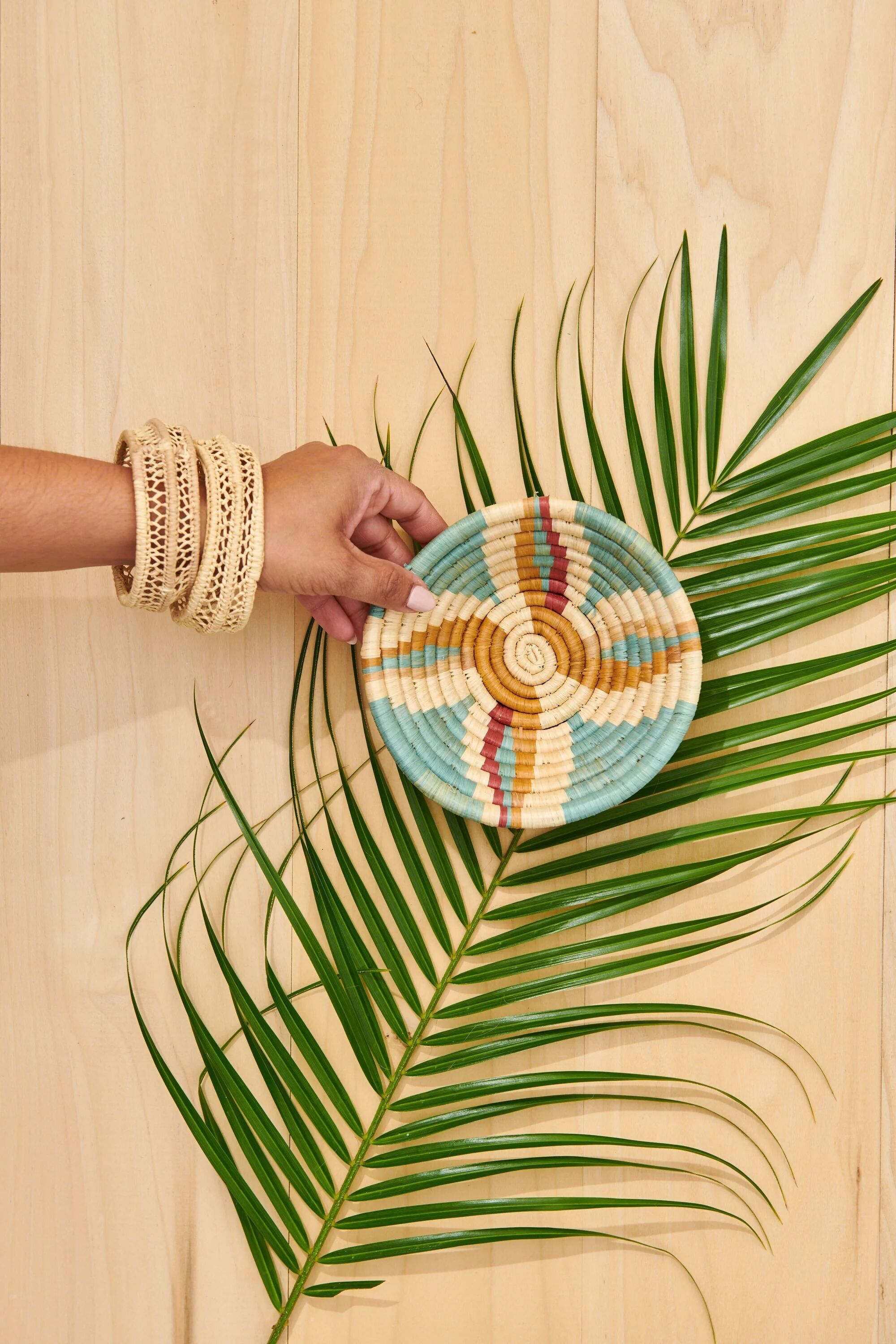 Minicesta Woodland Rays: Cuenco de sisal y hierba dulce tejido a mano, estilo bohemio africano de comercio justo.