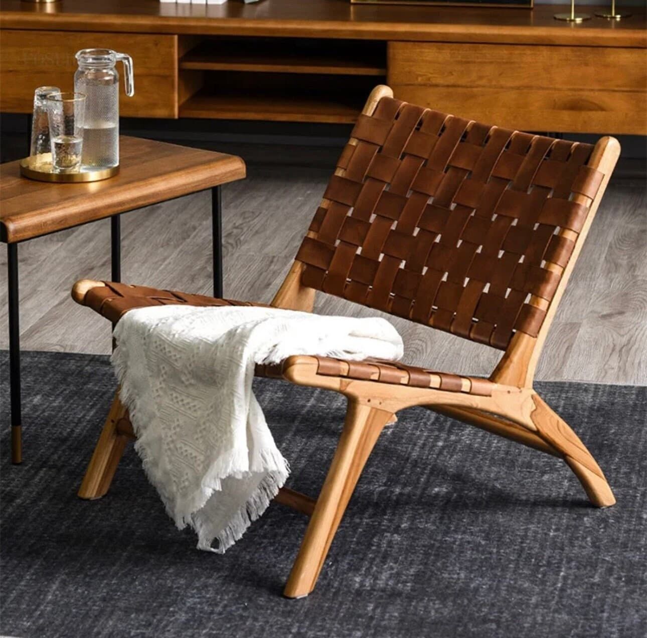 Sillón marroquí "Abdel" hecho a mano: madera de nogal y cuero marrón oscuro, decoración bohemia y natural para el hogar.