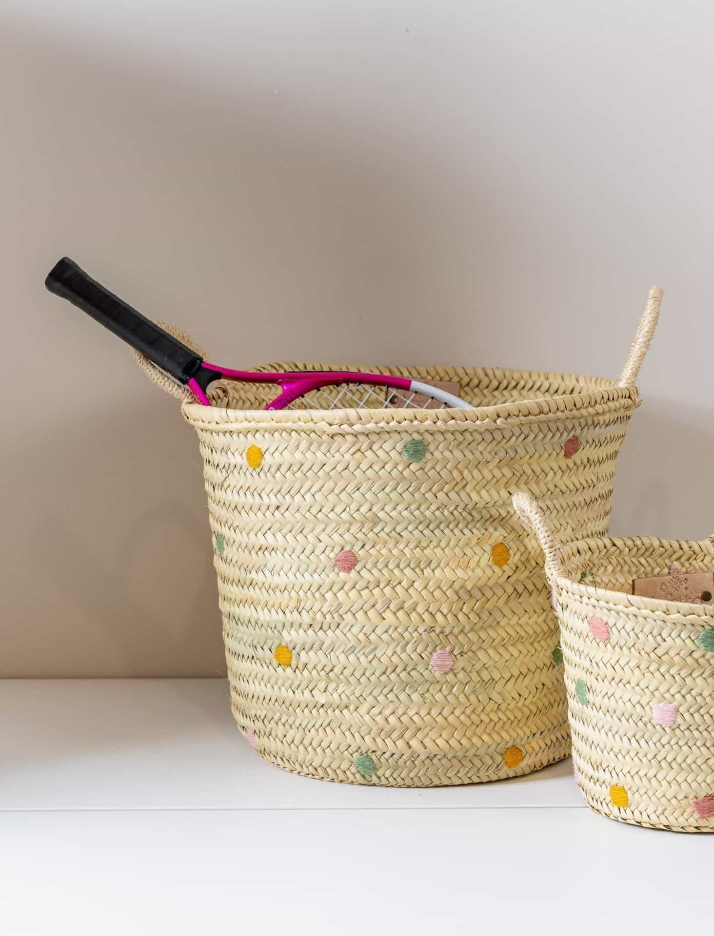Cesta de almacenamiento Ila Bitiha: cesta de paja hecha a mano con bordados coloridos, organizador para habitación infantil y sala de juegos.
