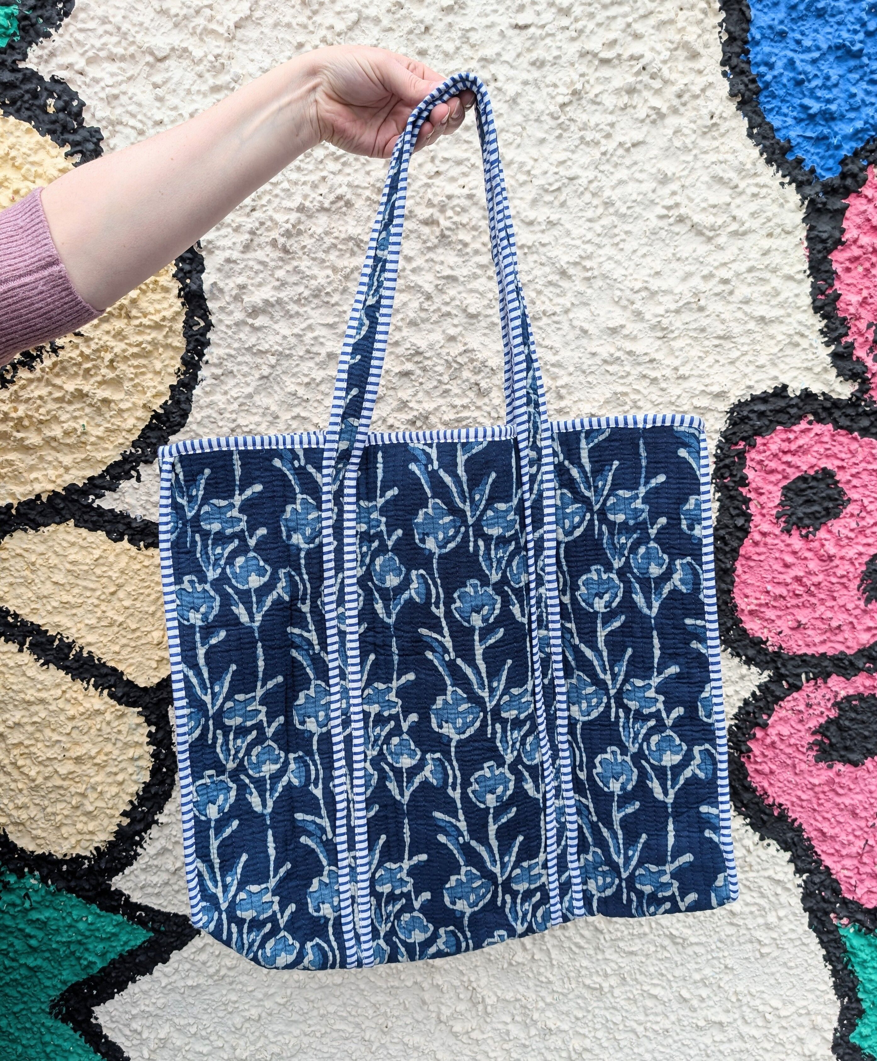 Sac fourre-tout indien matelassé en coton - Fleurs bleues traînantes