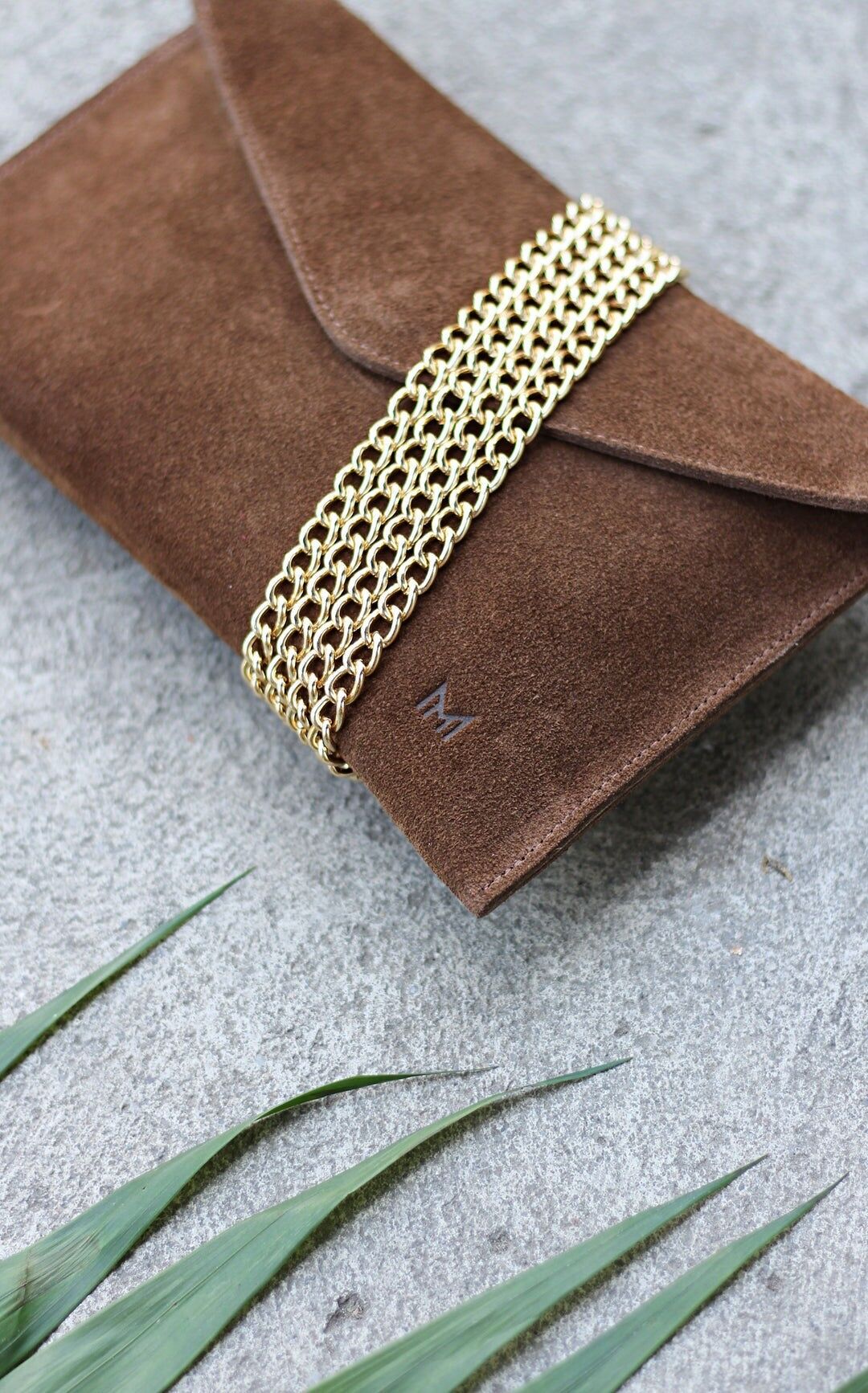 Borsa a mano in pelle scamosciata: borsa a tracolla con catena - Ivy - Cigaro