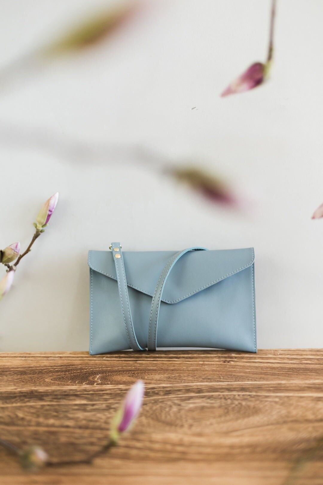 Bolso de mano de piel tipo clutch: bandolera - Ivy - Azul polvoriento