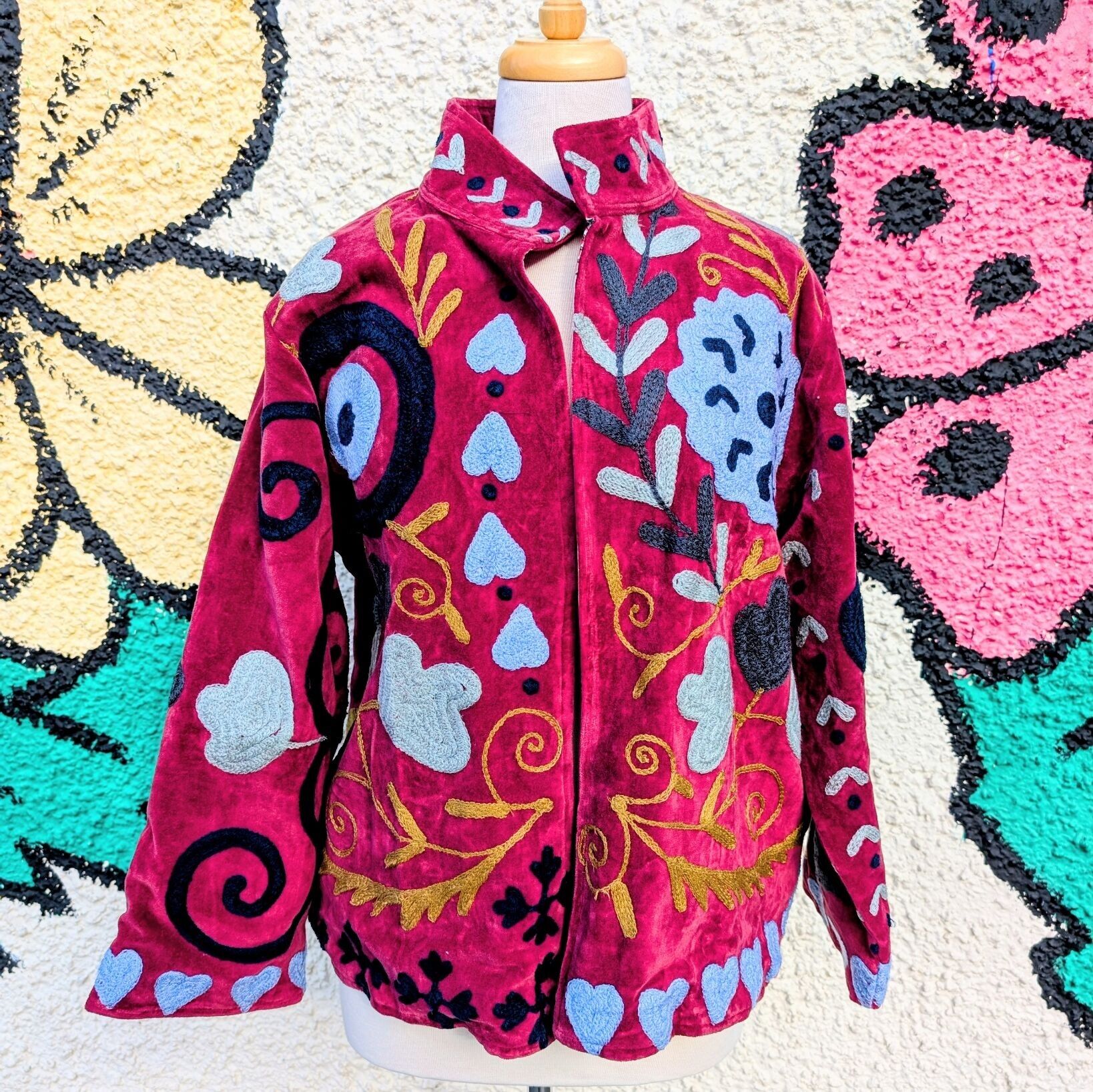 Veste bohème brodée à col Suzani en velours bordeaux