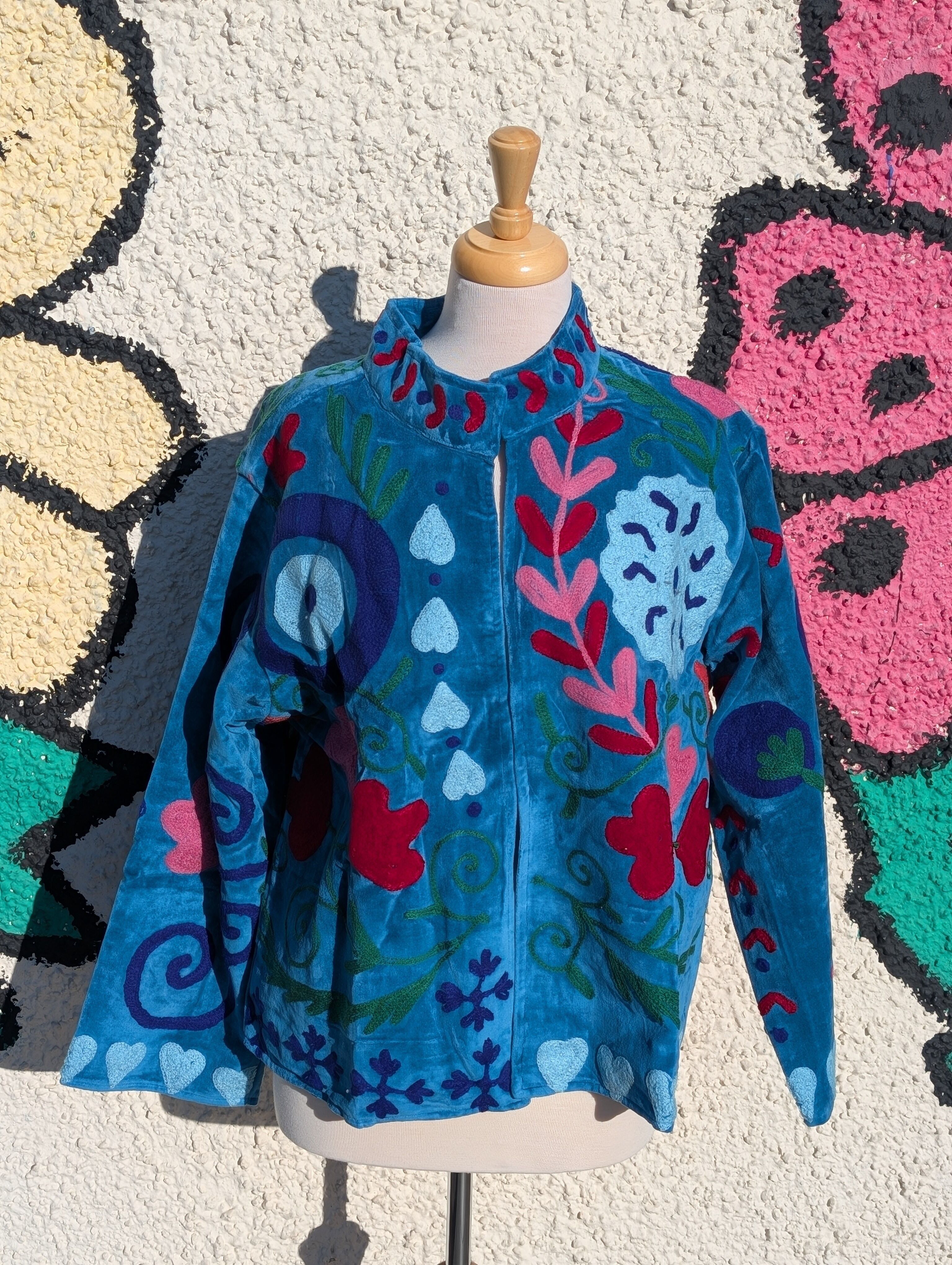 Veste bohème brodée à col Suzani en velours bleu