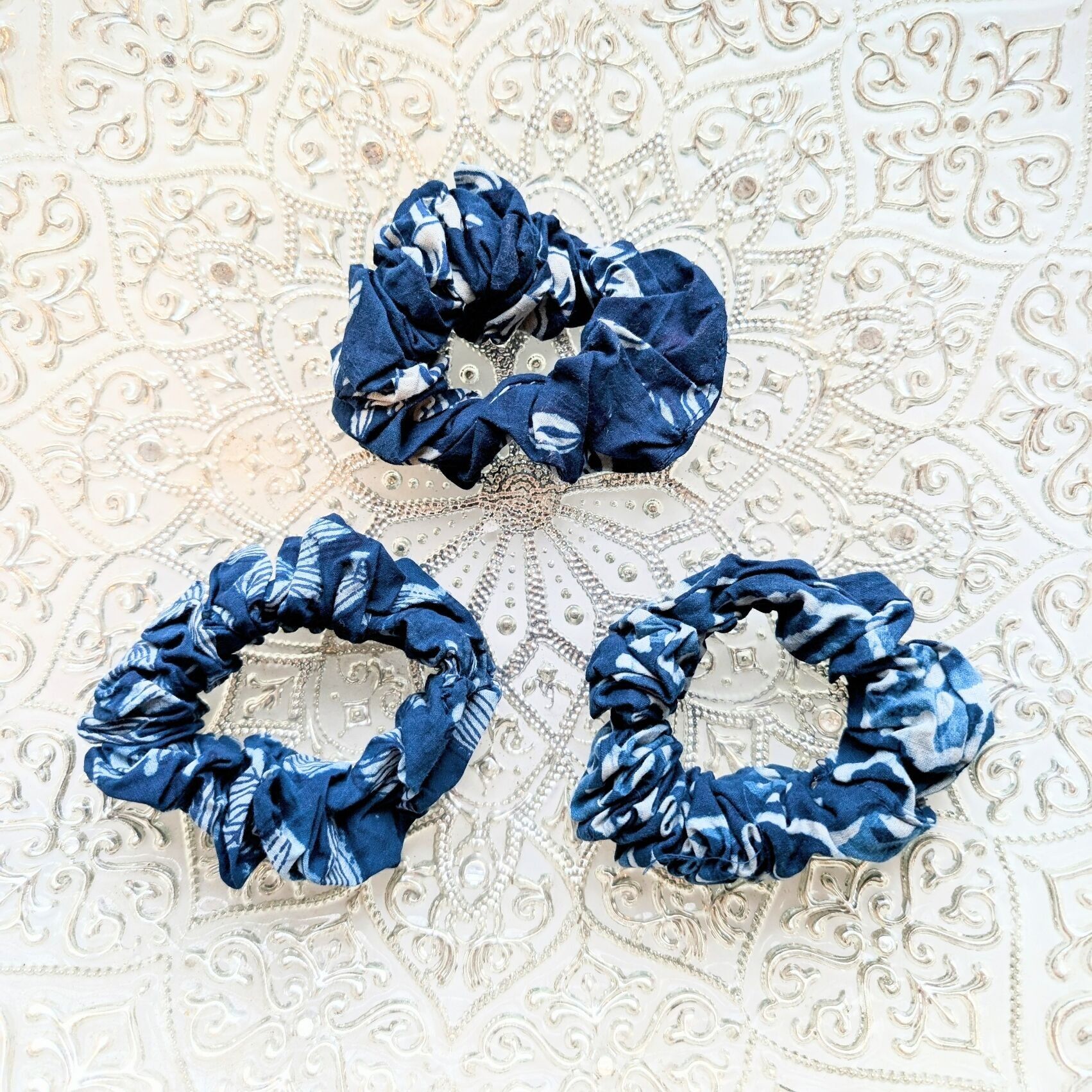 Elastico per capelli stampato in cotone blu indaco