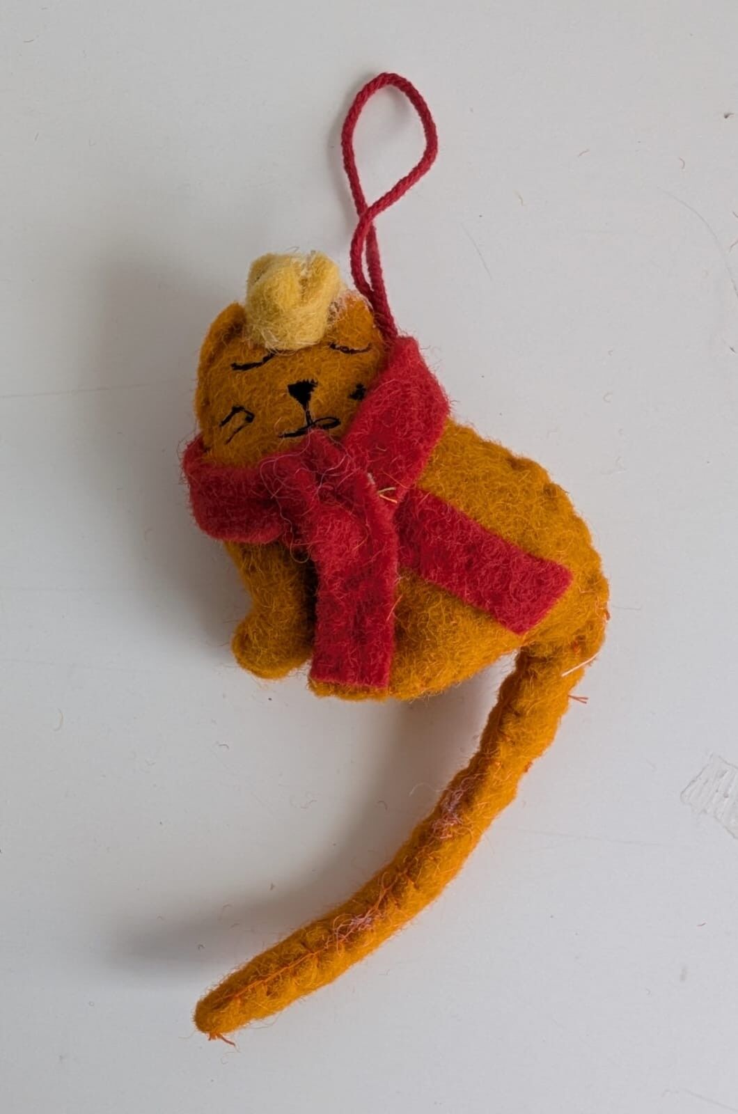 Ornamento natalizio a forma di gatto arancione fatto a mano