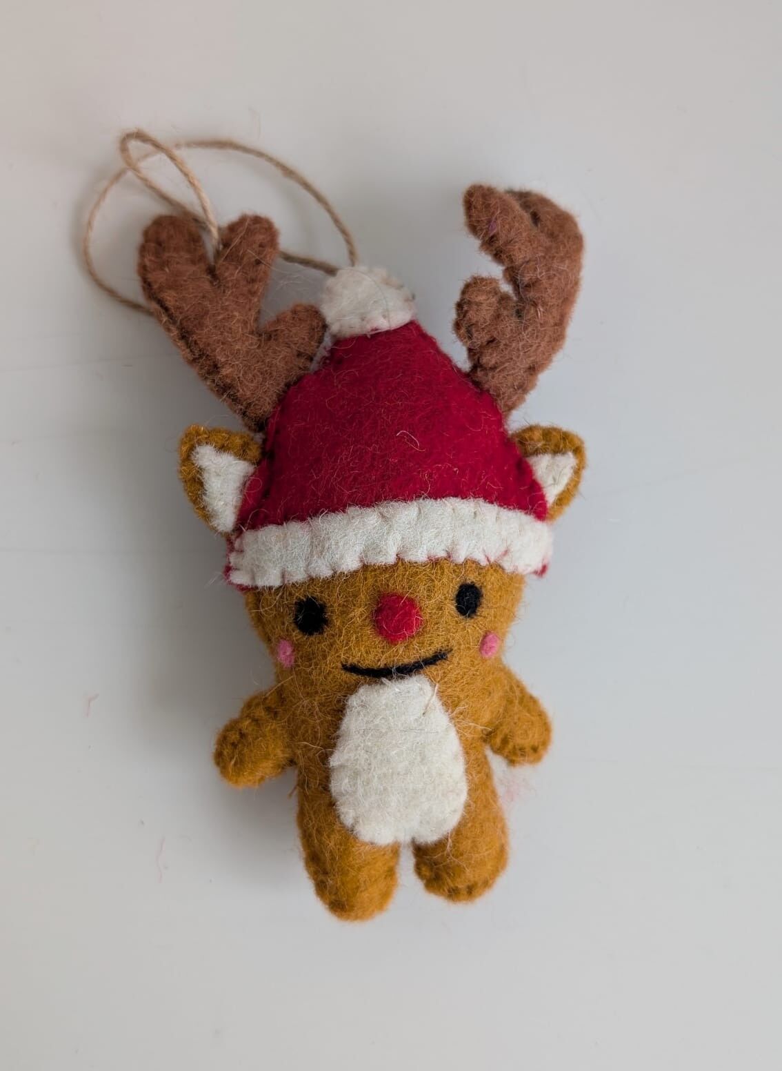 Ornamento natalizio in feltro a forma di renna fatto a mano