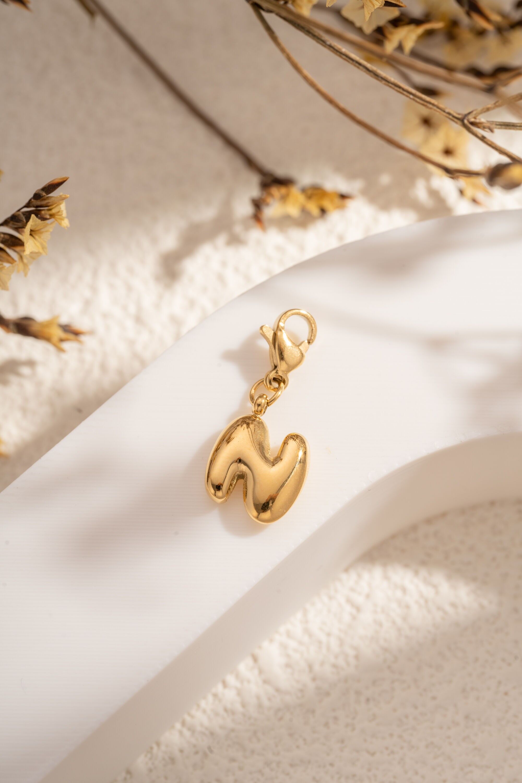 Eleganter, anpassbarer Edelstahl-Anhänger mit dem Buchstaben N