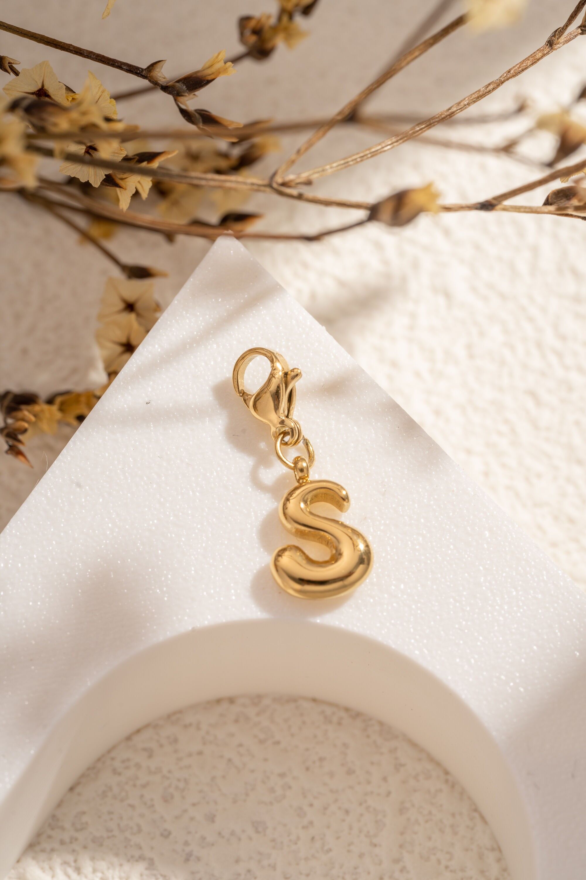 Eleganter, anpassbarer Edelstahl-Anhänger mit dem Buchstaben S