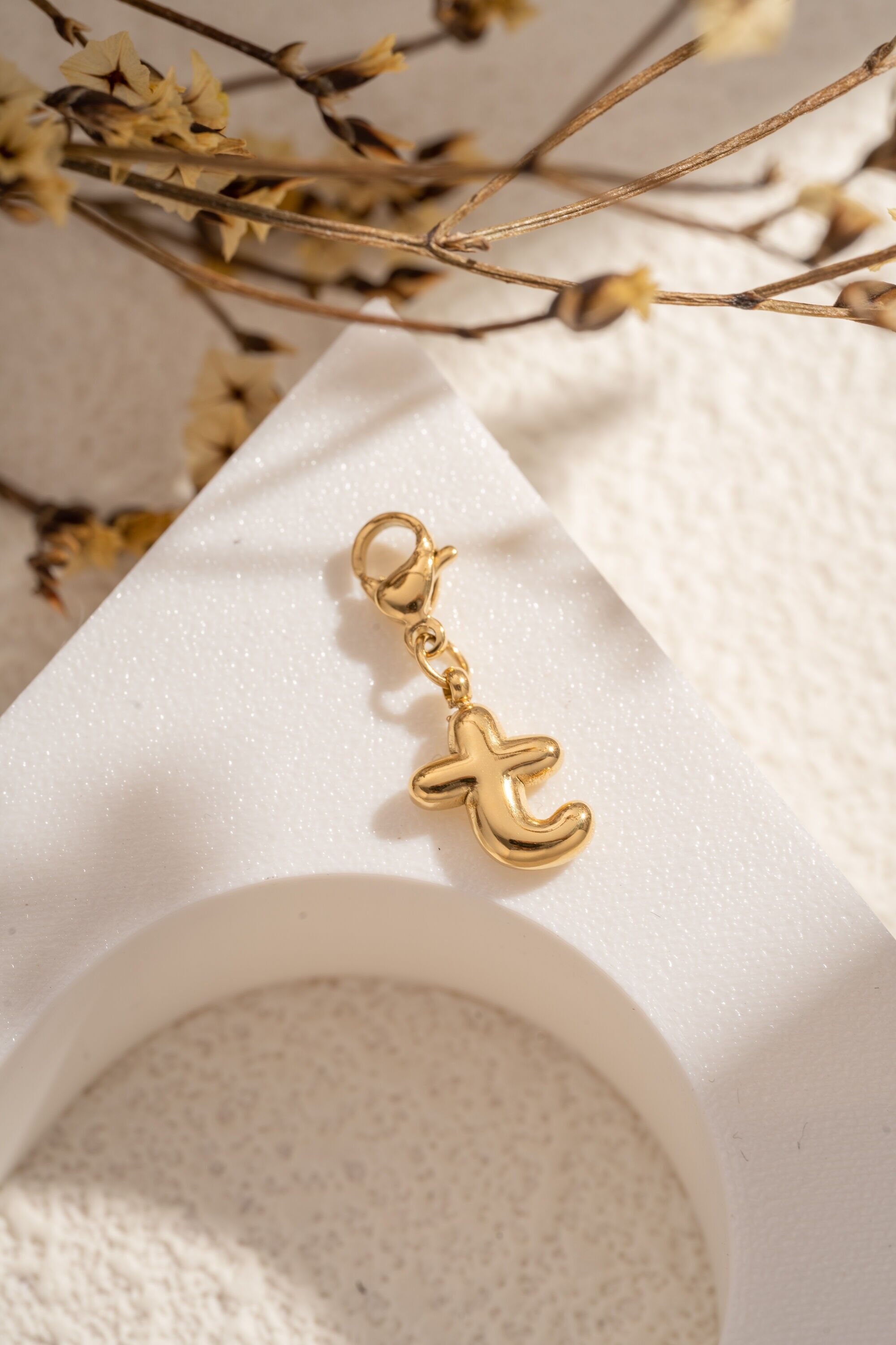 Eleganter, anpassbarer Edelstahl-Anhänger mit dem Buchstaben T