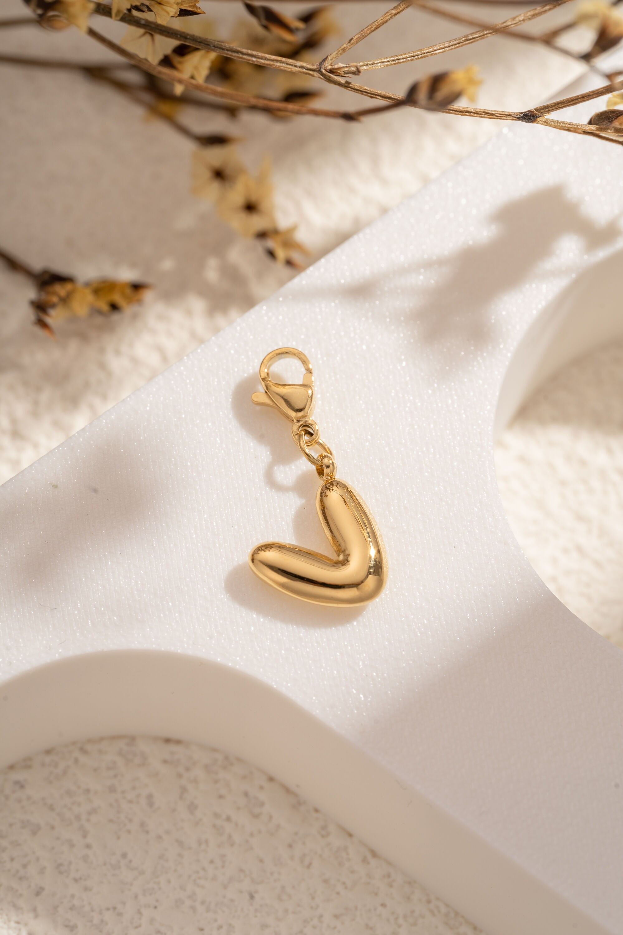 Eleganter, anpassbarer Edelstahl-Anhänger mit dem Buchstaben V