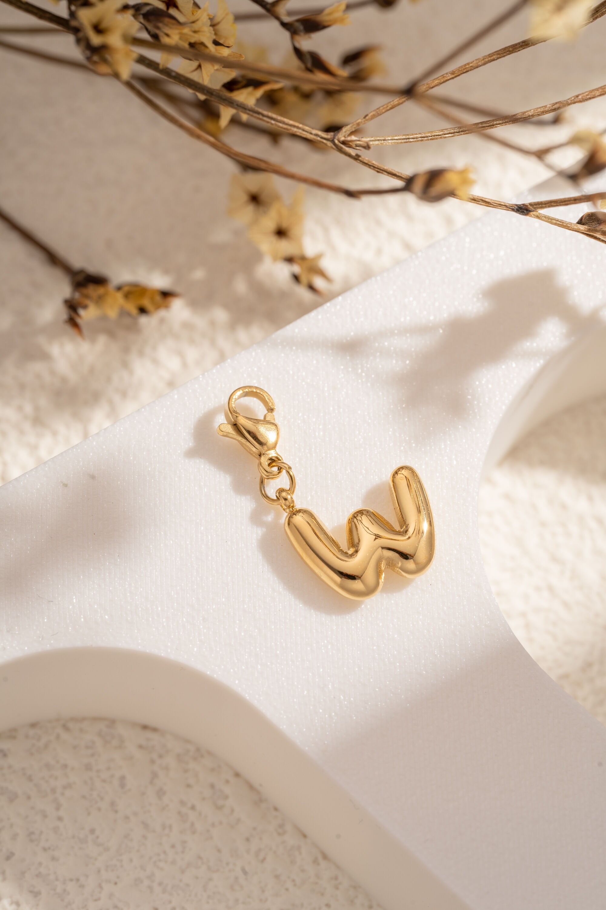 Eleganter, anpassbarer Anhänger aus Edelstahl mit dem Buchstaben W