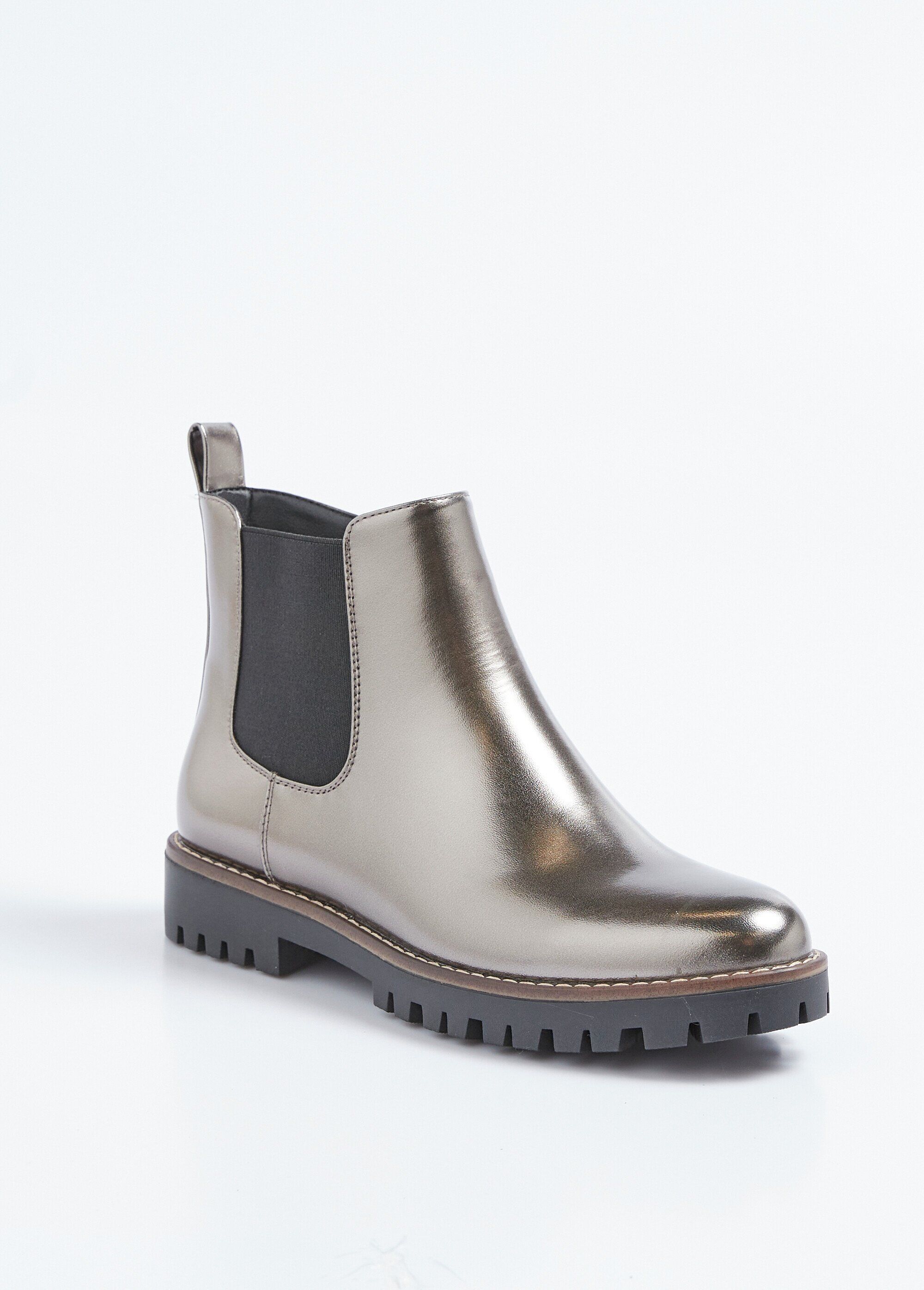 Chelsea boots with comfort width lugged sole