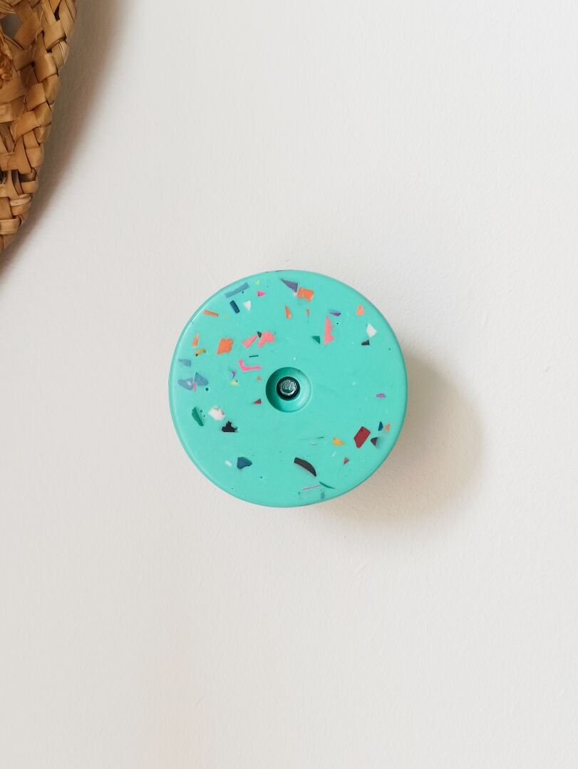 Piccolo gancio appendiabiti in terrazzo Jesmonite – Design artigianale