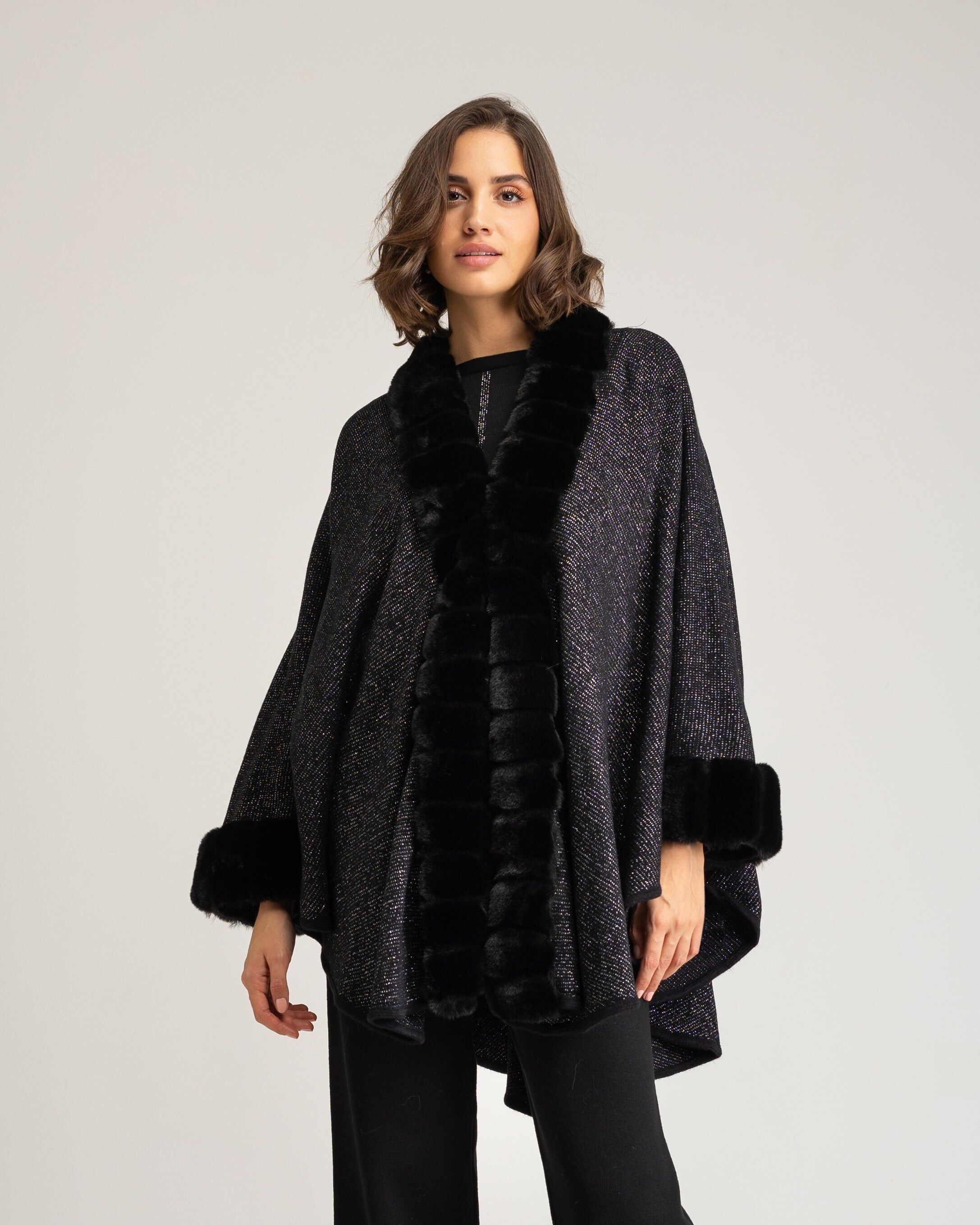 Poncho Loren con rifiniture nere