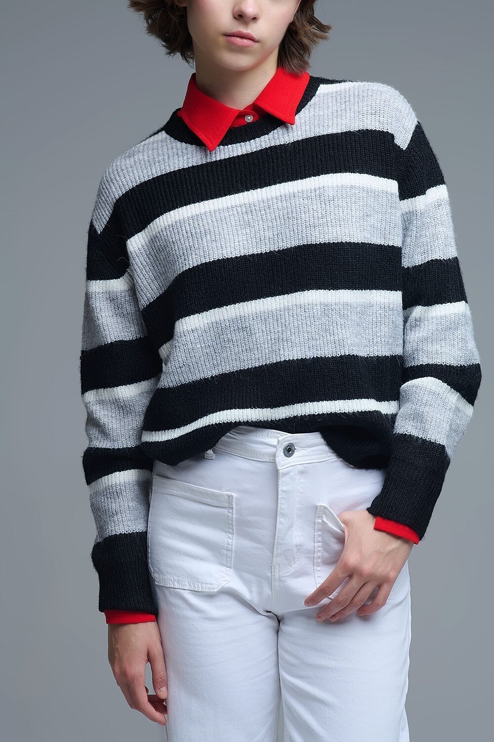 Maglia nera con strisce bianche e grigie