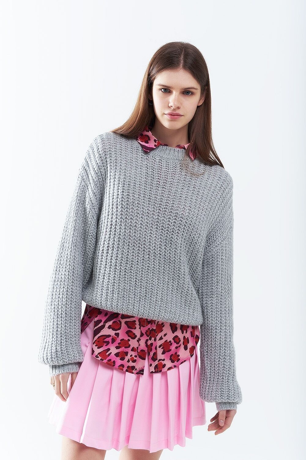 Hellgrauer Grobstrickpullover mit Ballonärmeln