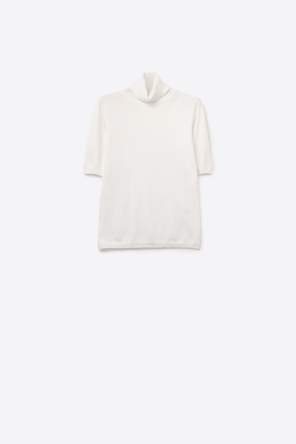 Pull en maille fine blanche avec un col montant et des manches jusqu'aux coudes