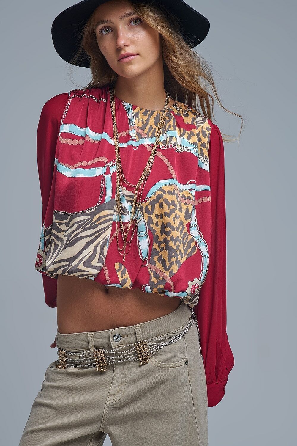 Blusa corta rossa chic con stampa astratta