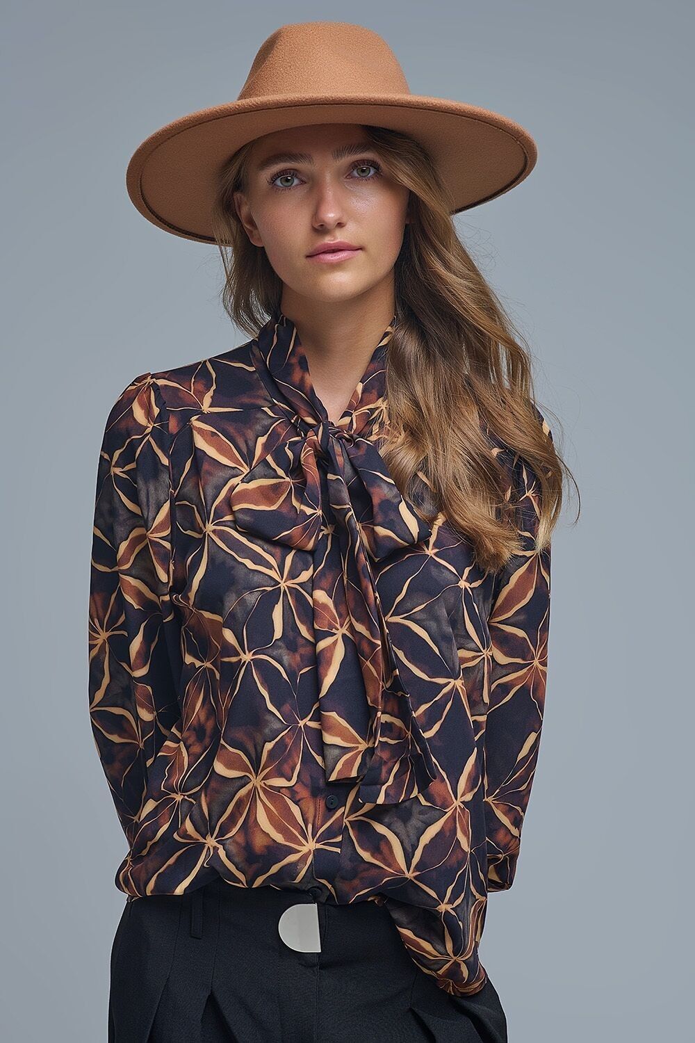 Camicia in chiffon nero con stampa astratta e fiocco annodato