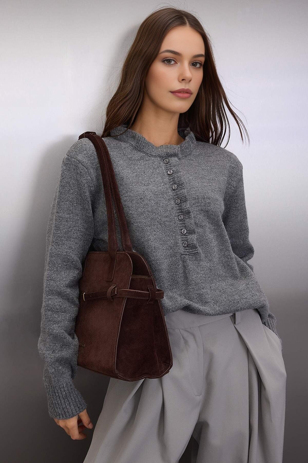 Suéter de punto de textura suave con detalle de cuello