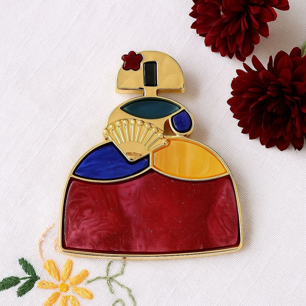 La Menina brooch
