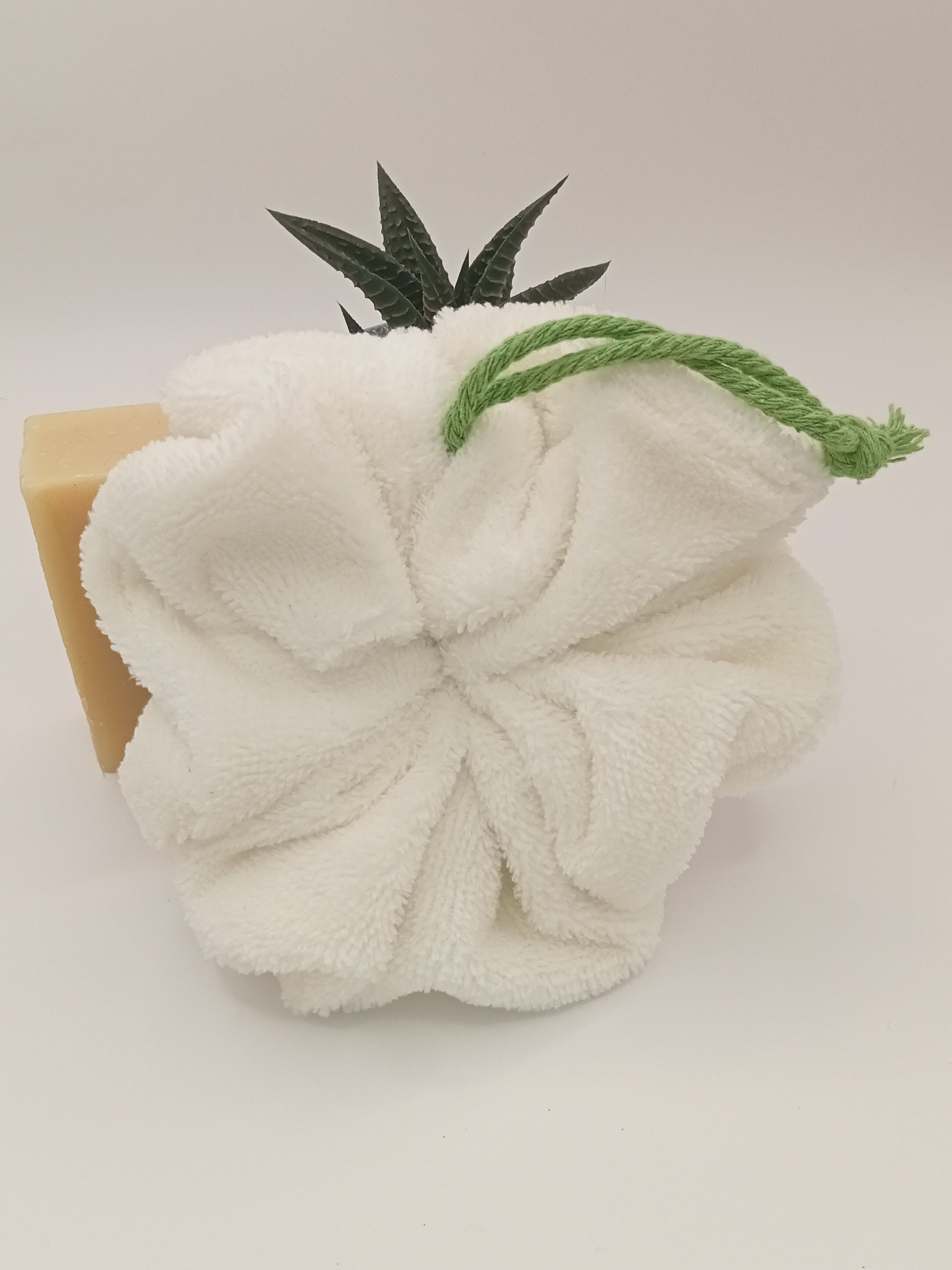 Fiore da doccia beige e bianco