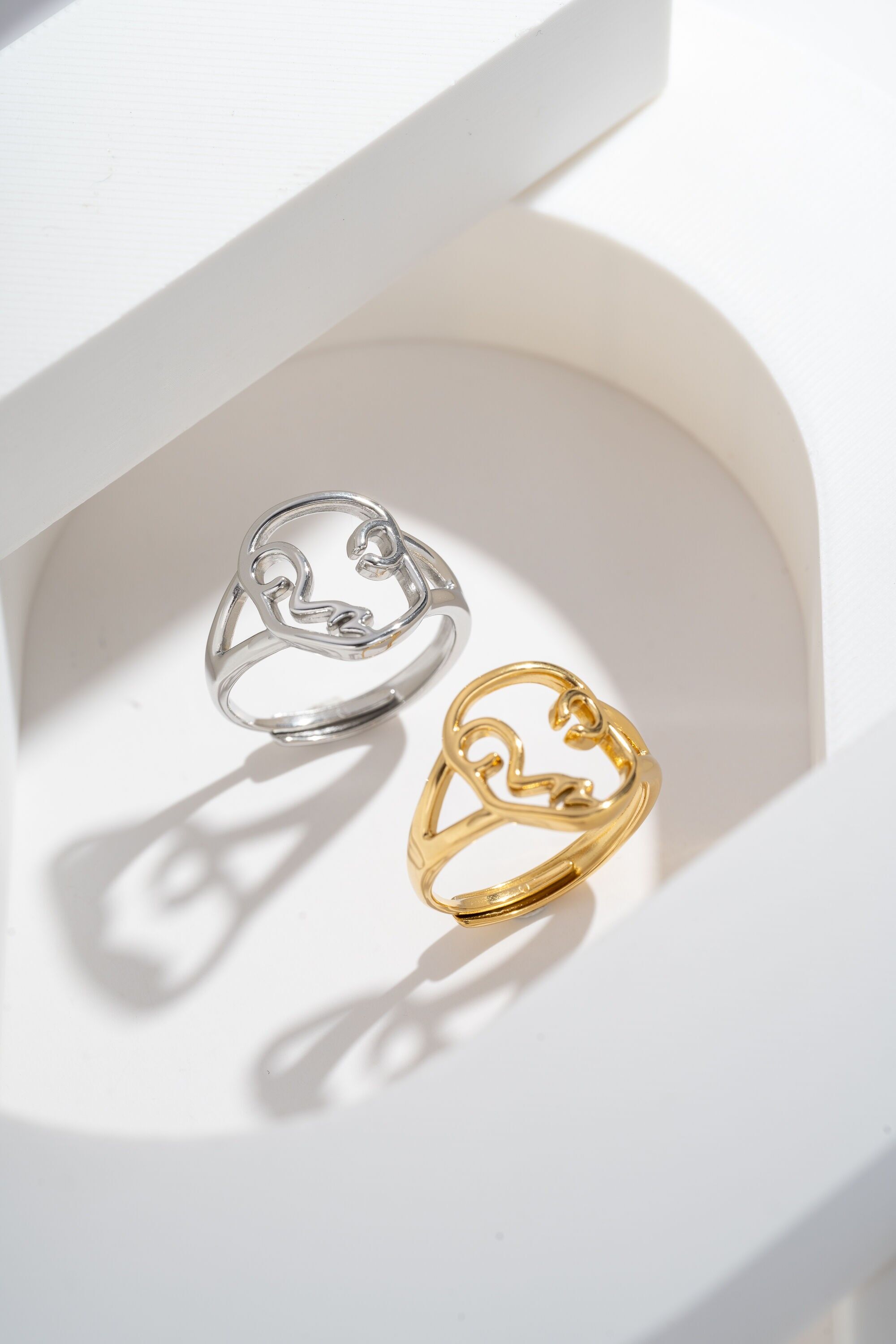 Verstellbarer künstlerischer Ring aus Edelstahl mit skizziertem Gesicht