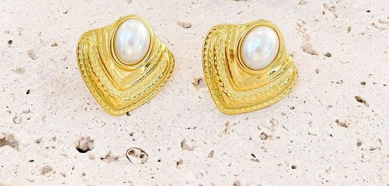 Orecchini color oro con placche incise a forma di diamante incastonate con perle sintetiche