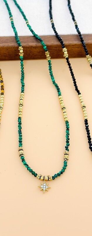 Collana color oro con catena in pietra di malachite naturale e ciondolo a forma di stella con strass