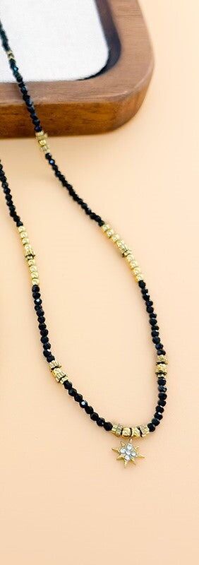 Goldene Halskette mit Kette aus natürlichem Onyxstein und Strass-Sternanhänger