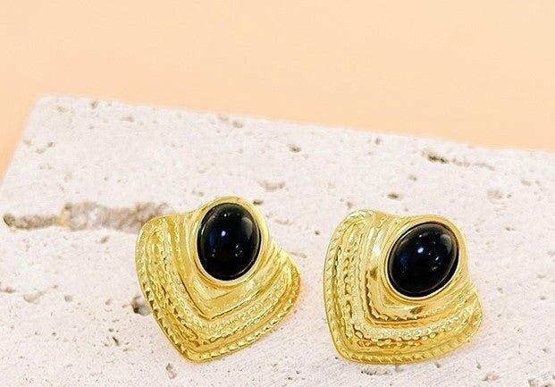 Orecchini placcati in oro con placche incise a forma di diamante incastonate con pietre nere