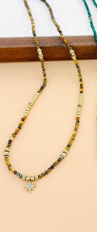 Goldene Halskette mit Tigeraugen-Natursteinkette und Strassstern-Anhänger