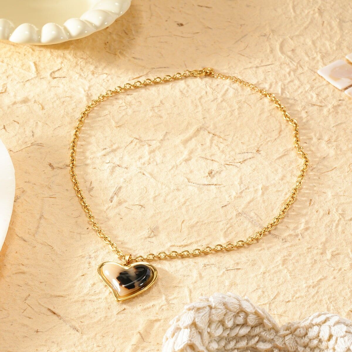 Collana con catena in oro e ciondolo a forma di cuore leopardato in resina