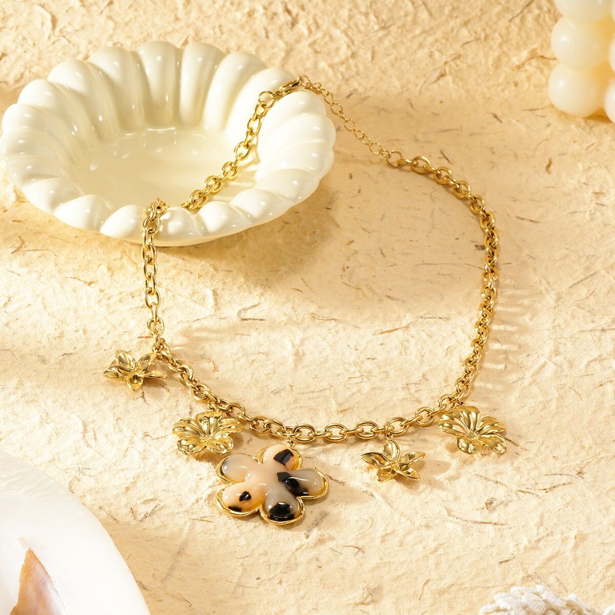 Goldene Halskette mit Anhängern und einer Leopardenblume aus Kunstharz