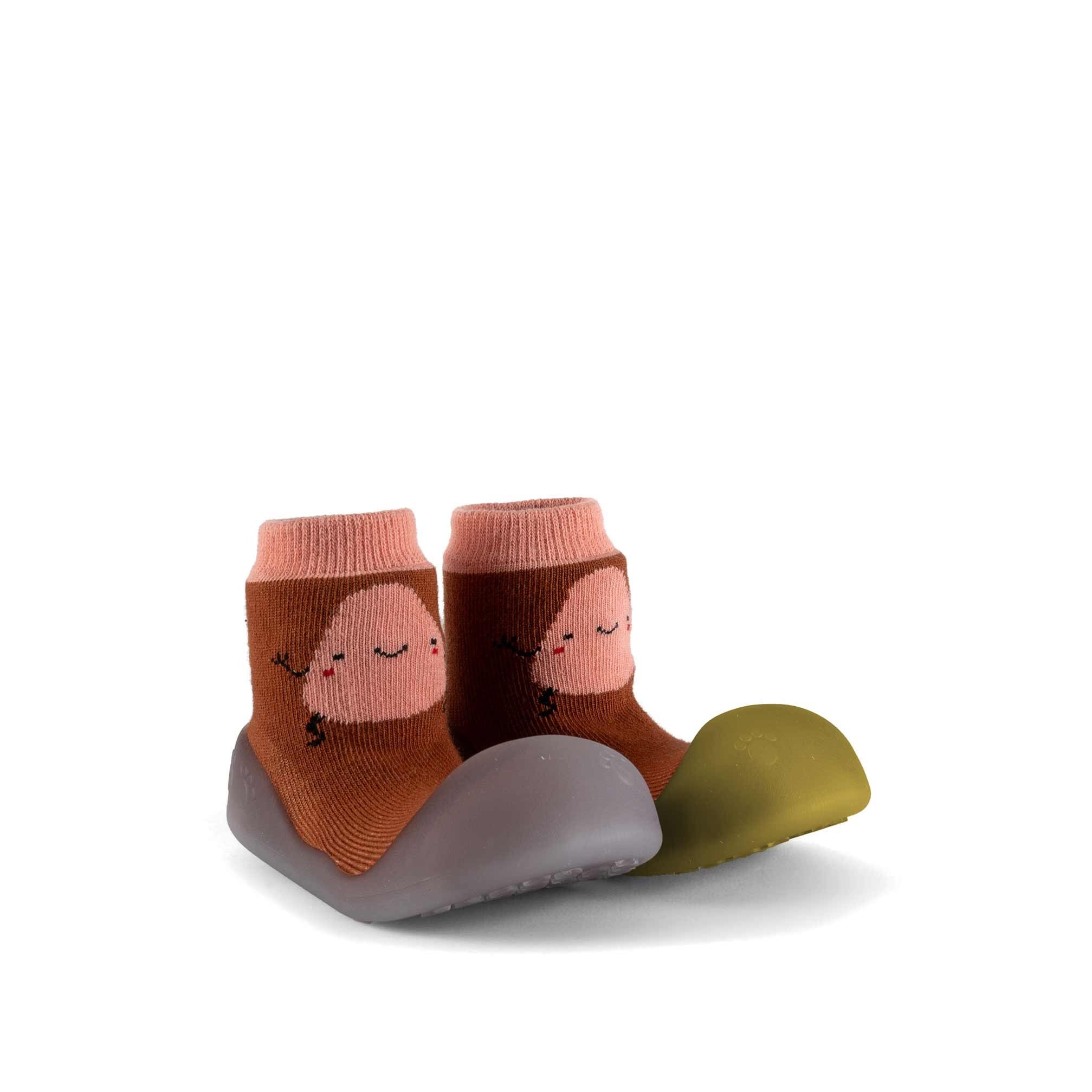 Babyschuhe, die im Sonnenlicht die Farbe ändern: Braun, Kartoffel, Großzehen, Chamäleon