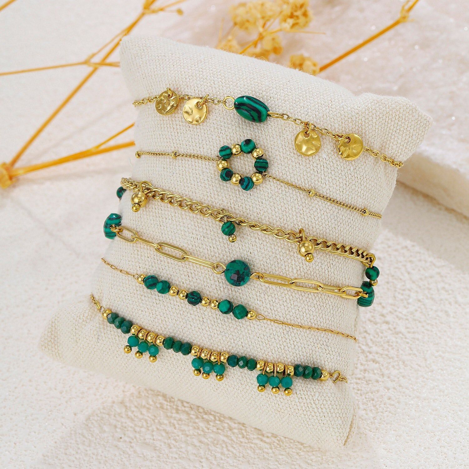 Set aus 6 Armbändern aus synthetischem Malachit auf einem Kissen