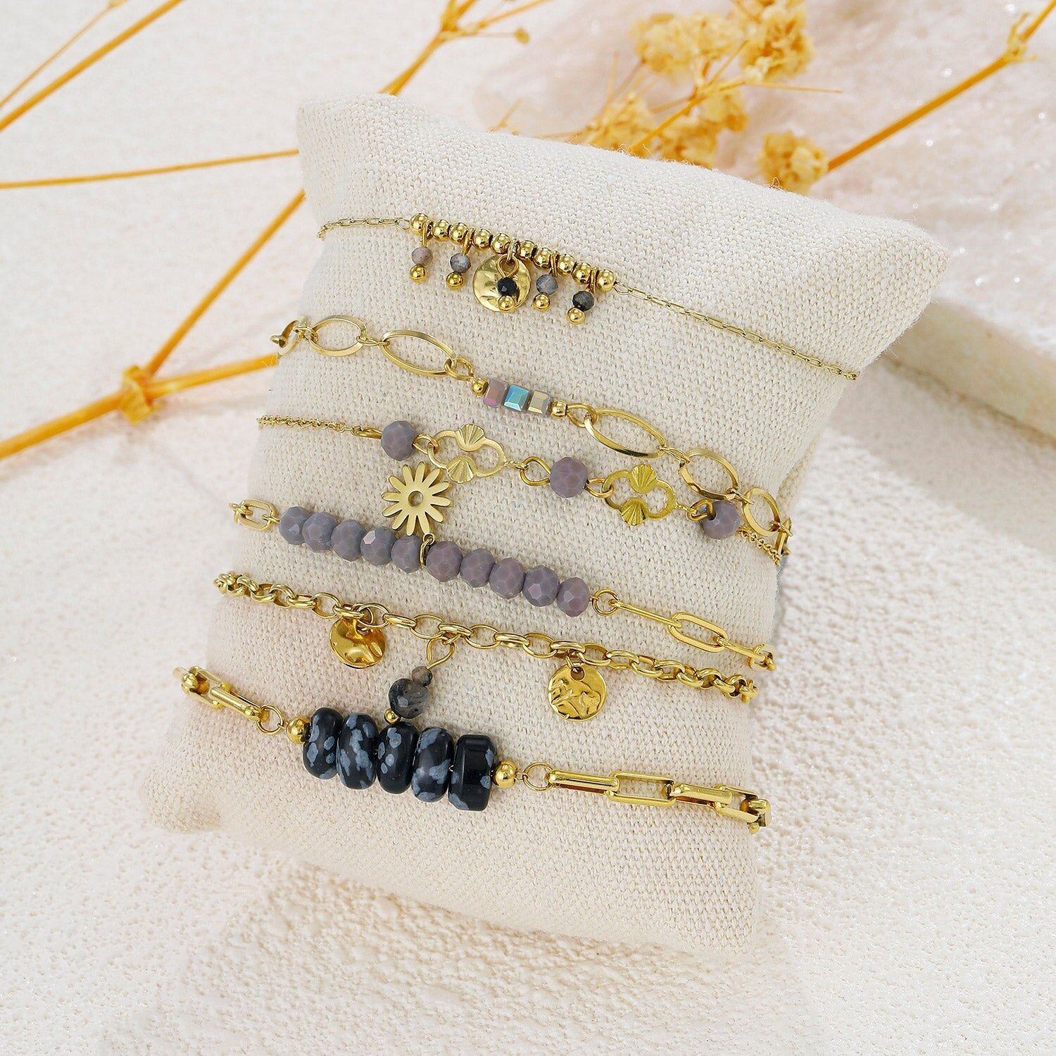 Set di 6 braccialetti in pietra grigia con ciondolo a forma di sole su cuscino