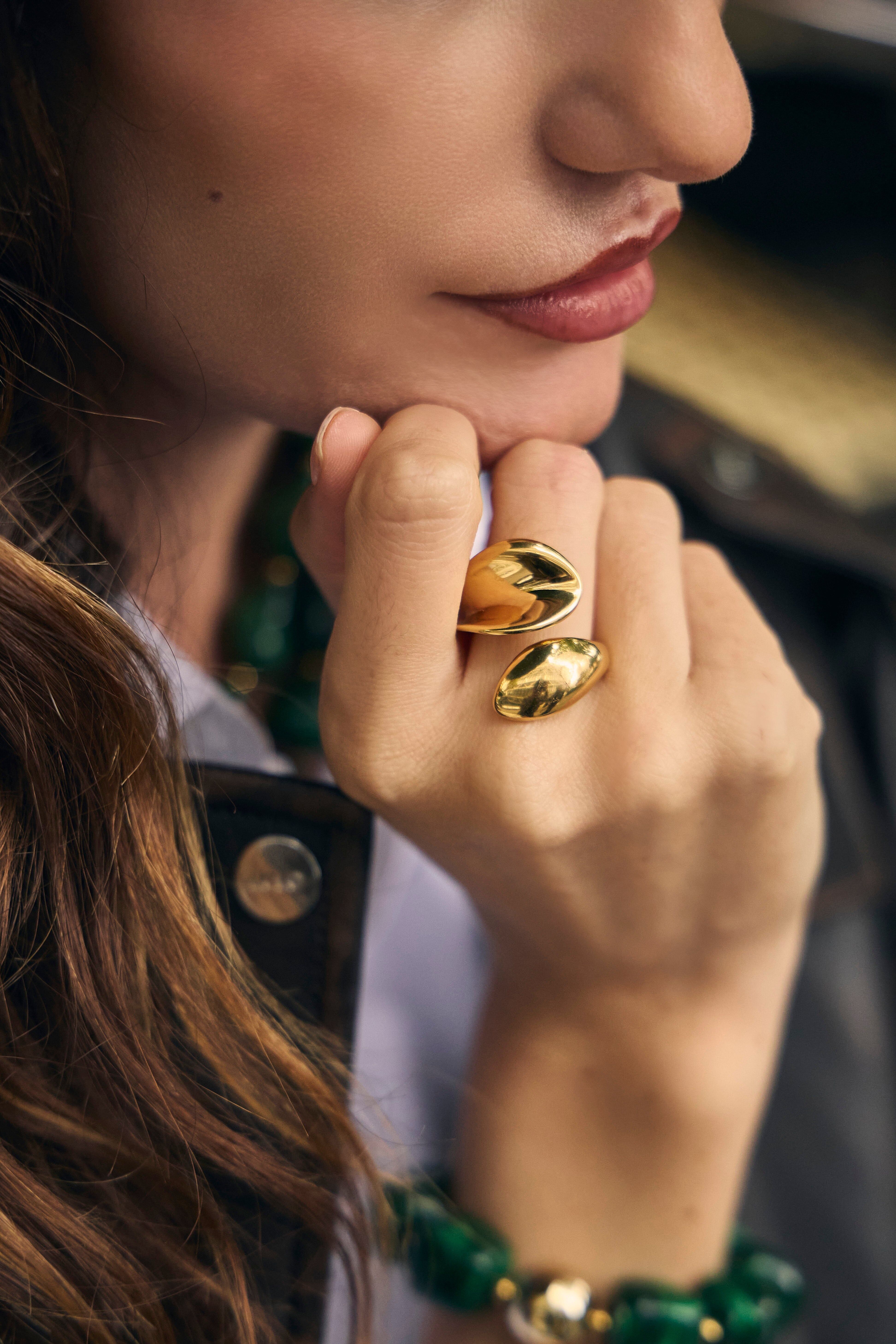 Anello d'oro spesso e morbido davanti