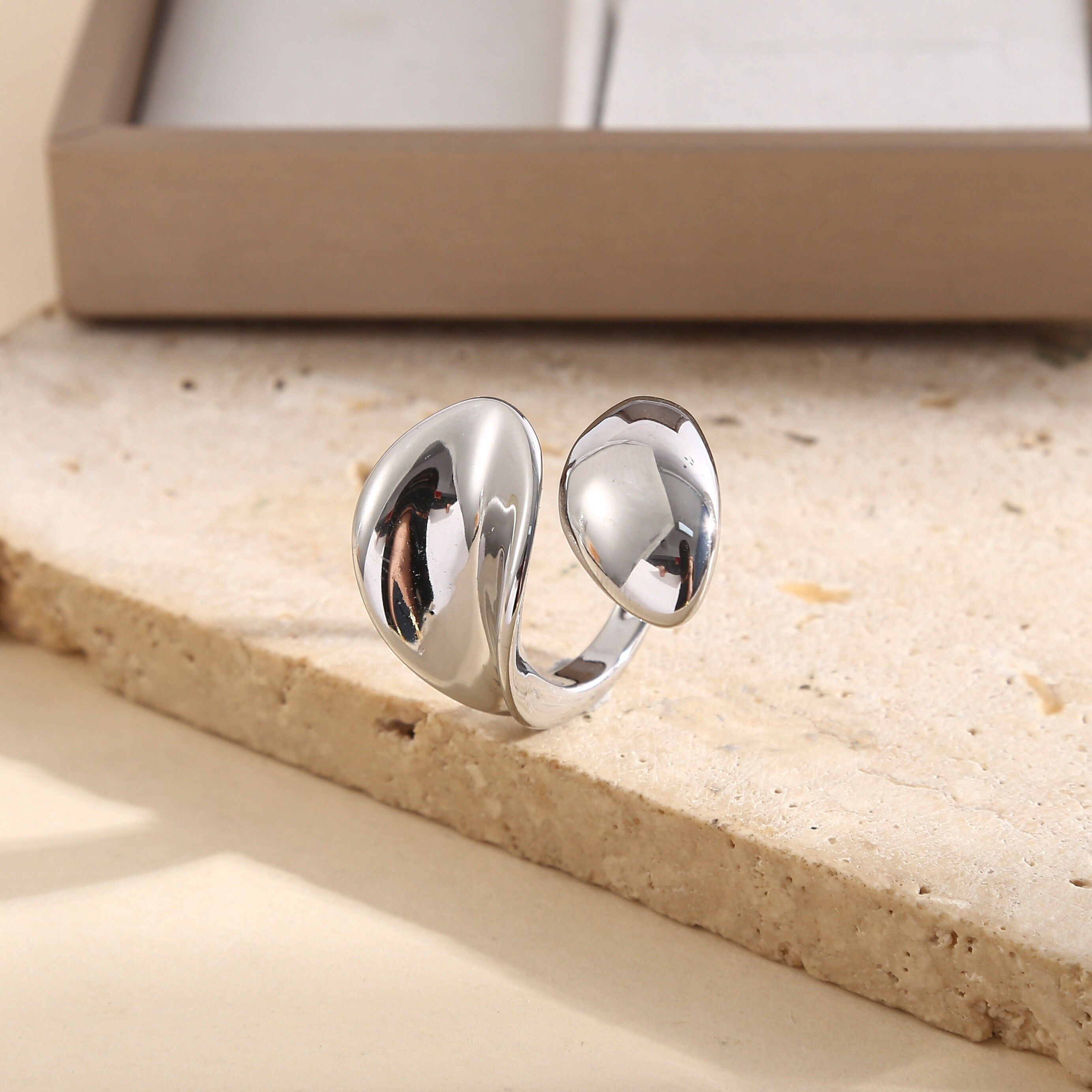 Anello spesso e regolabile in argento dalla parte anteriore