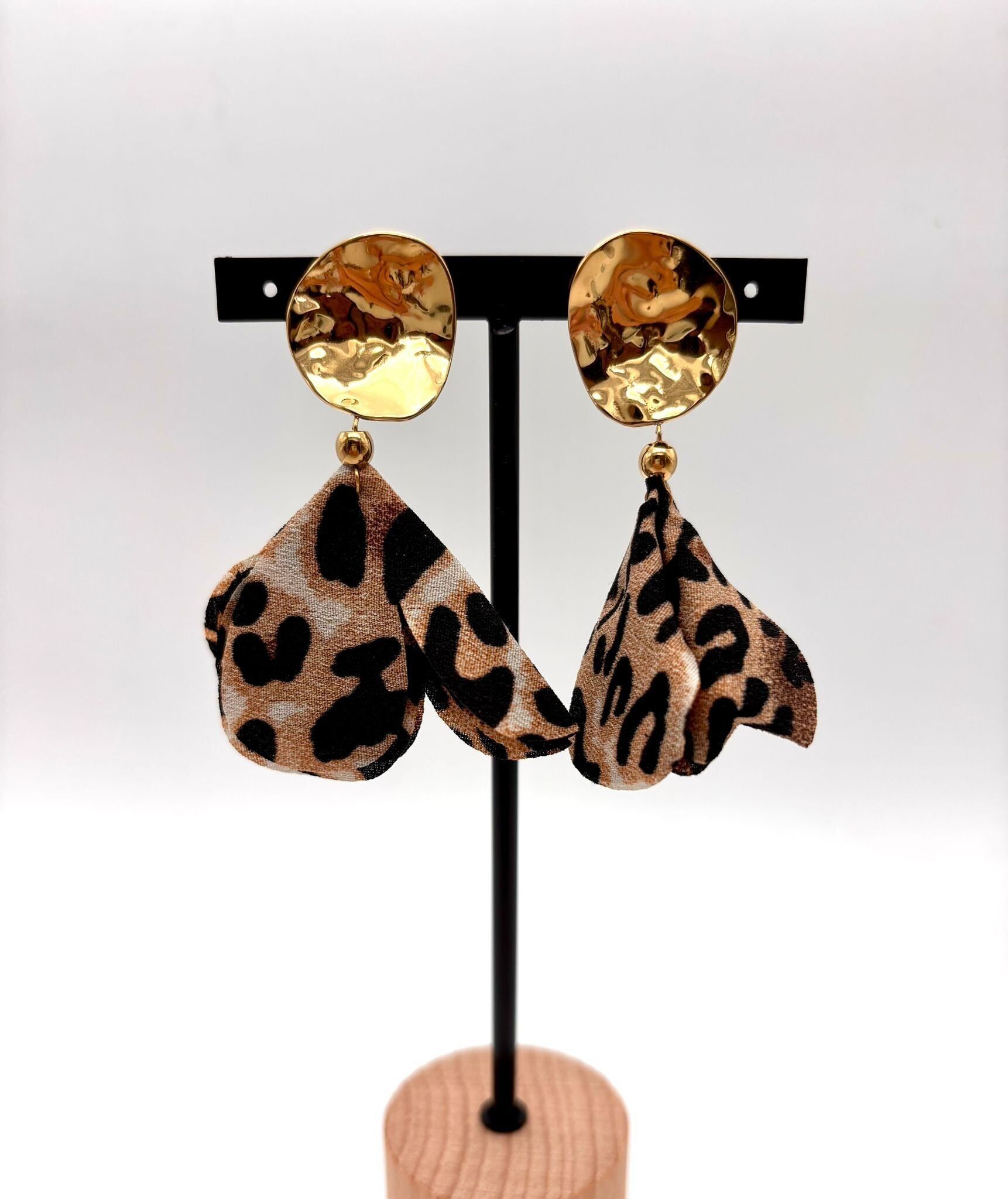 Orecchini pendenti in oro con tessuto leopardato