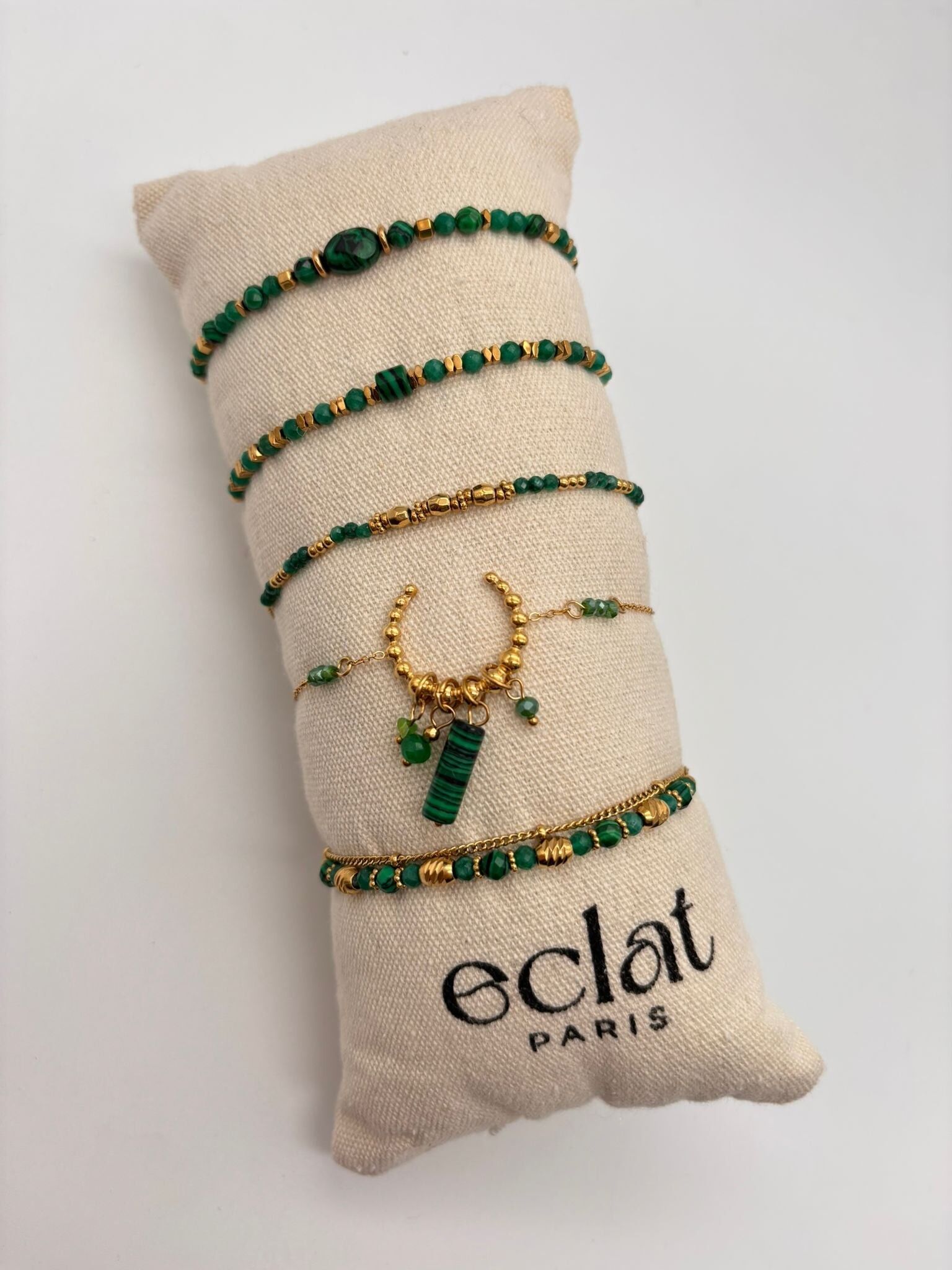 Set di bracciali in pietra sintetica di malachite su un cuscino