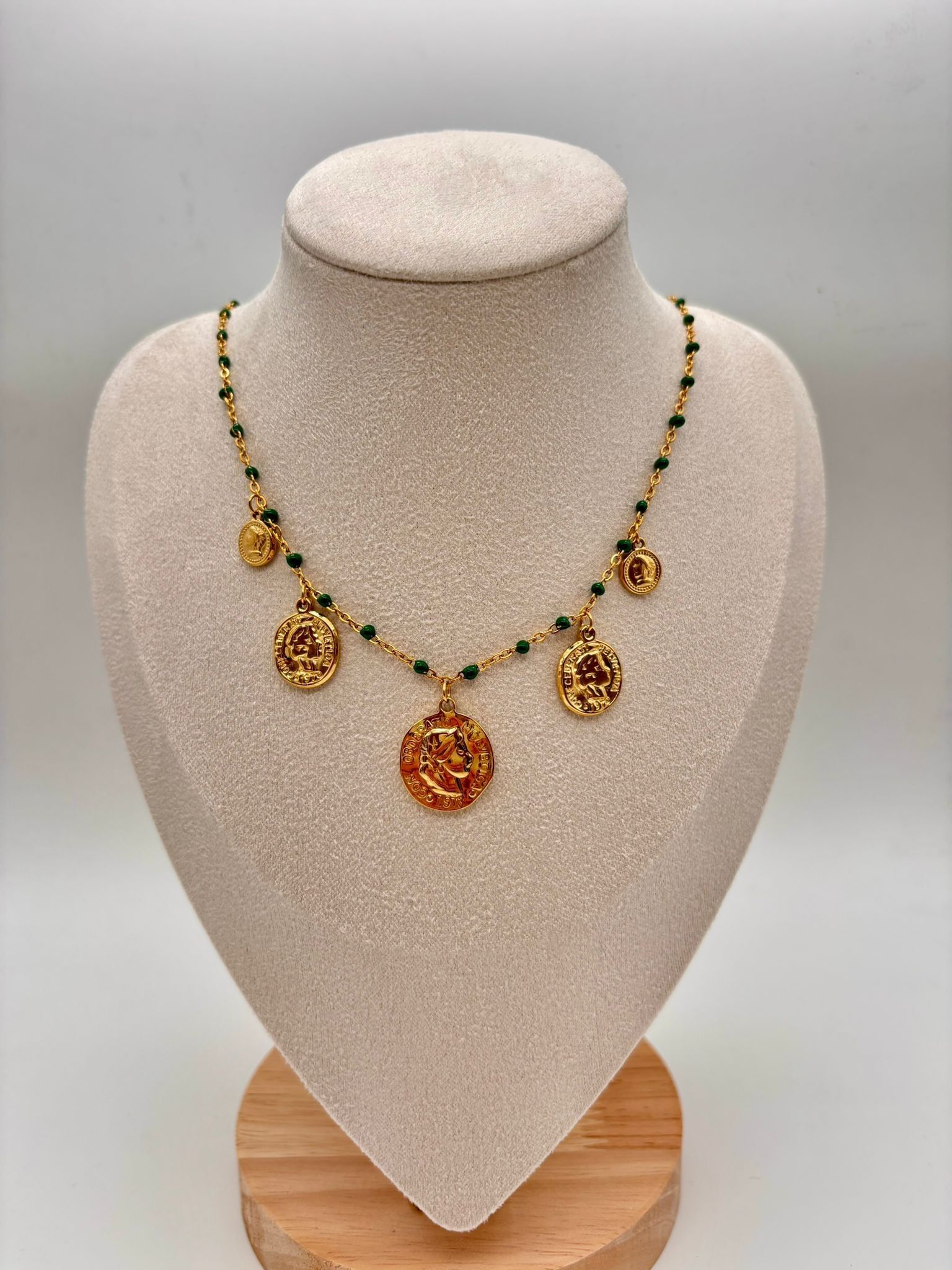 Dunkelgrüne Emaille-Kette mit Münzen