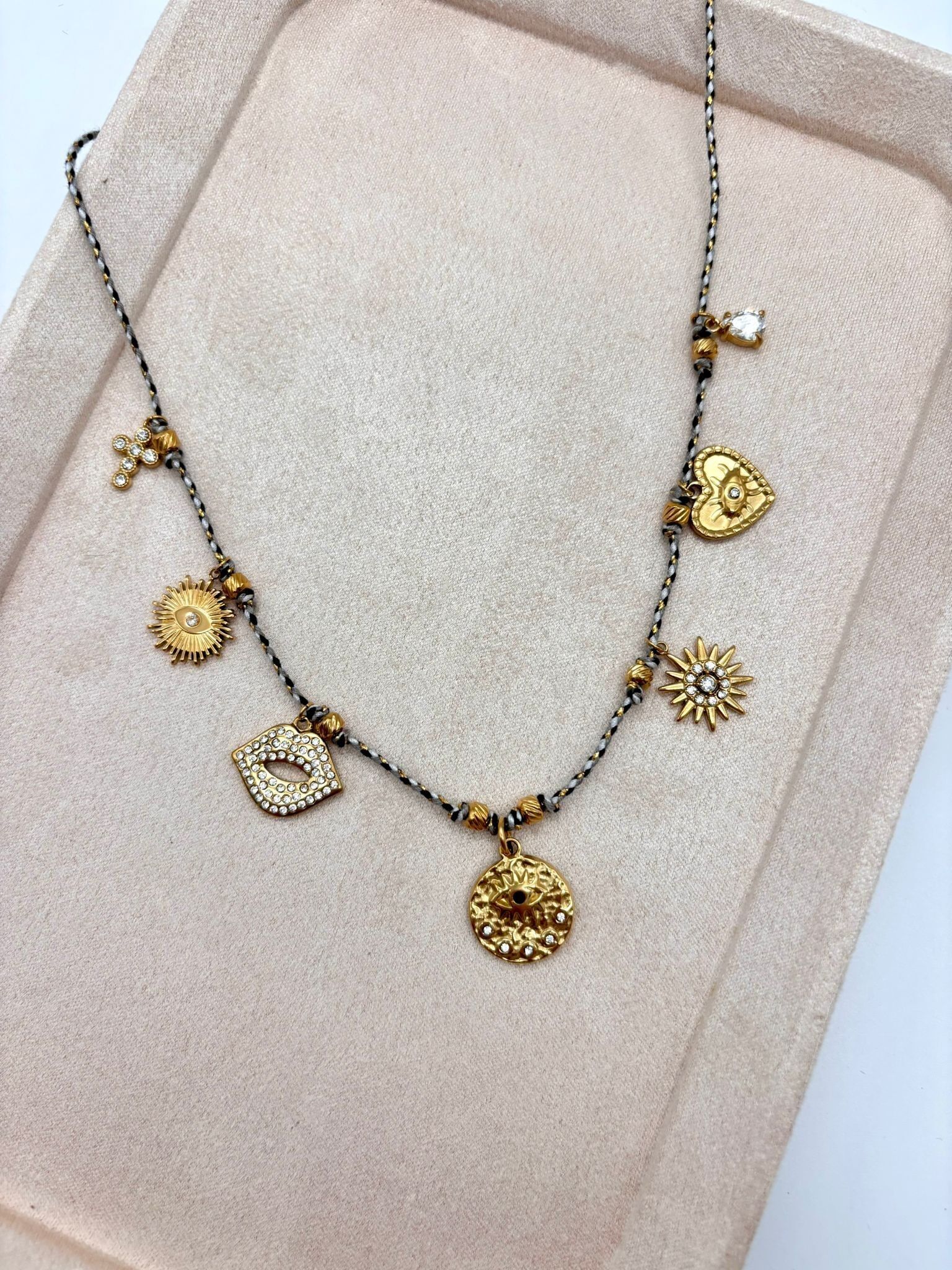 Schwarze und weiße Kordelkette mit Strass-Augenanhängern