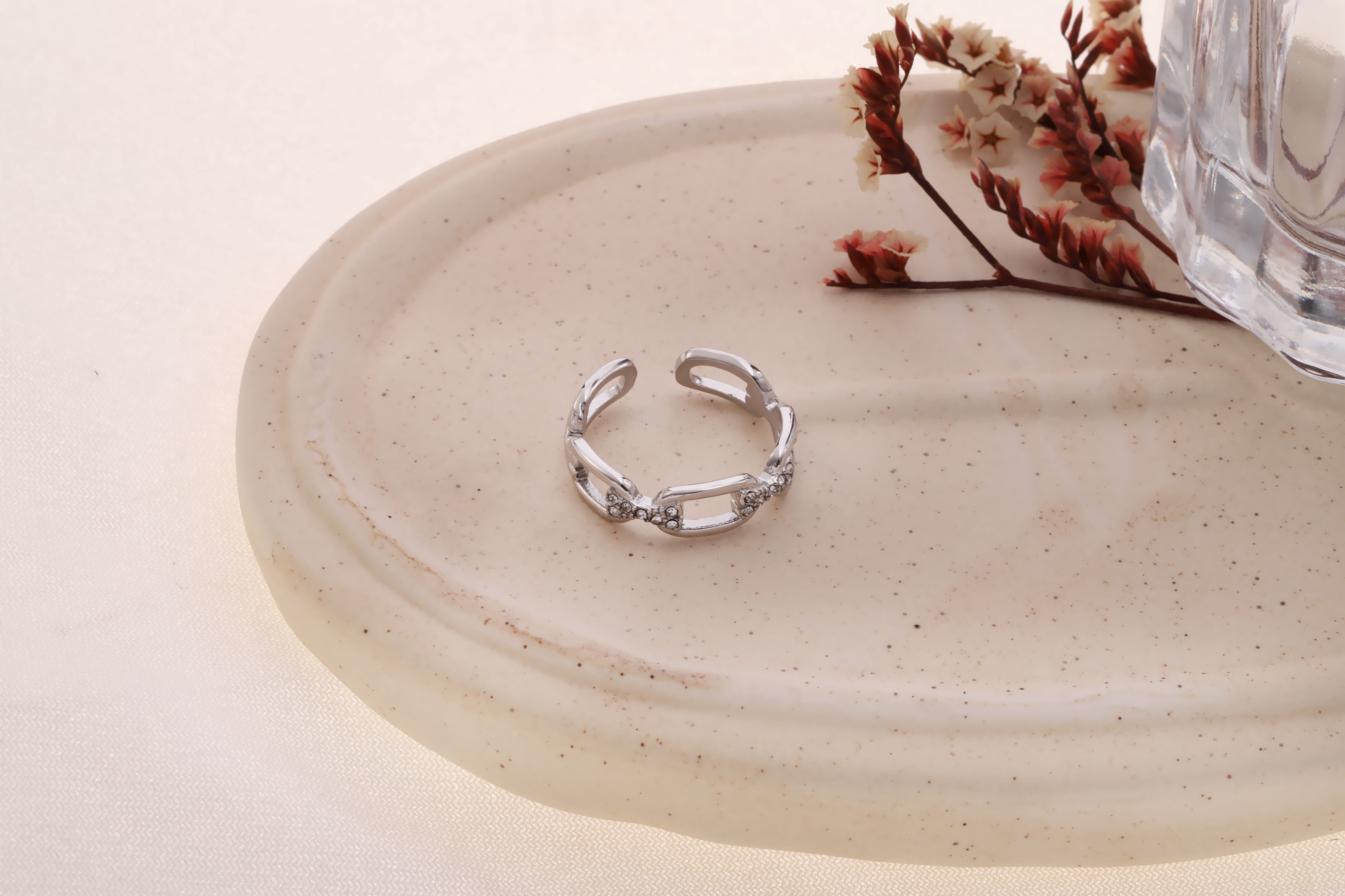 Anello regolabile in argento con catena collegata da lacci di strass