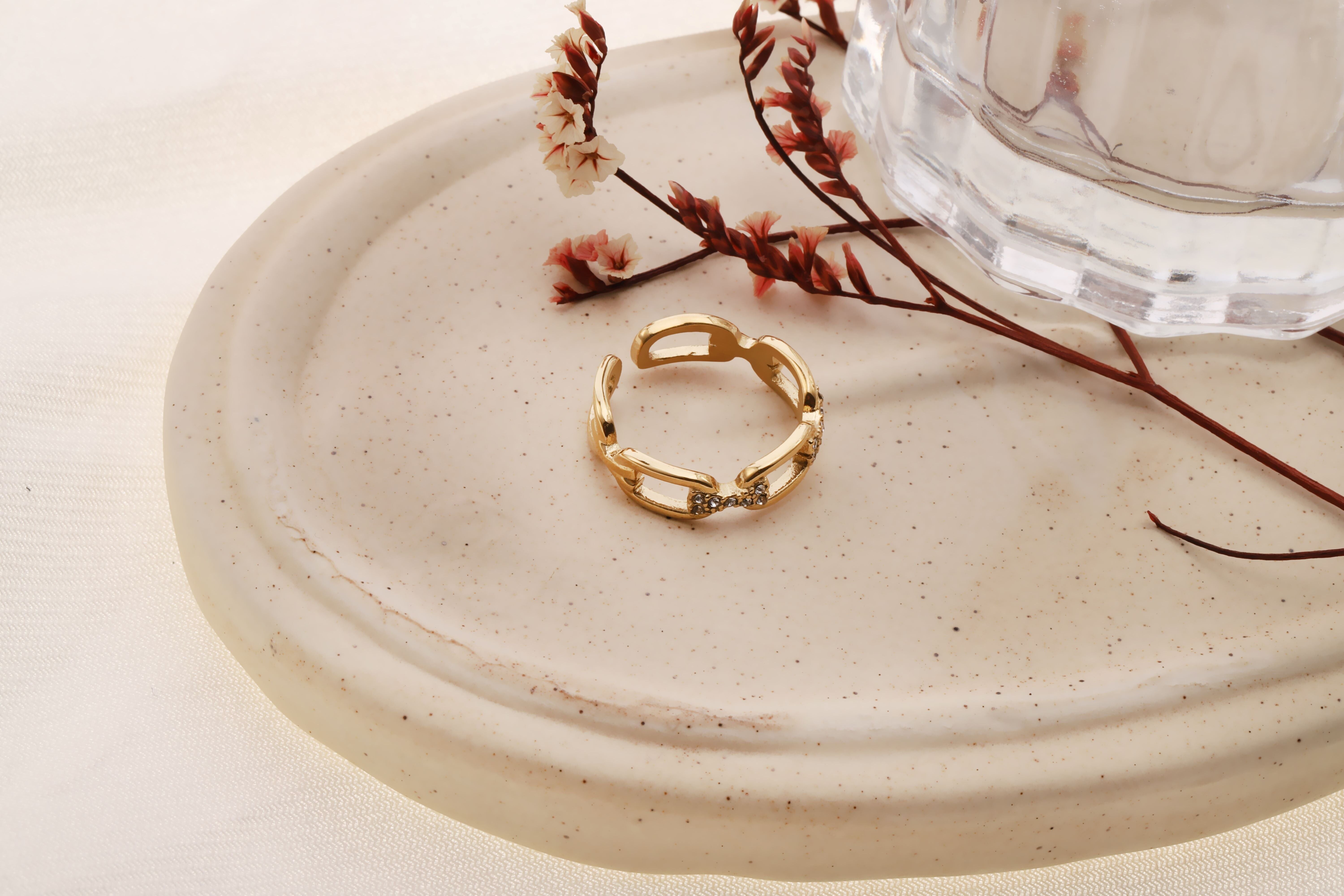 Anello regolabile in oro con catena collegata da lacci di strass