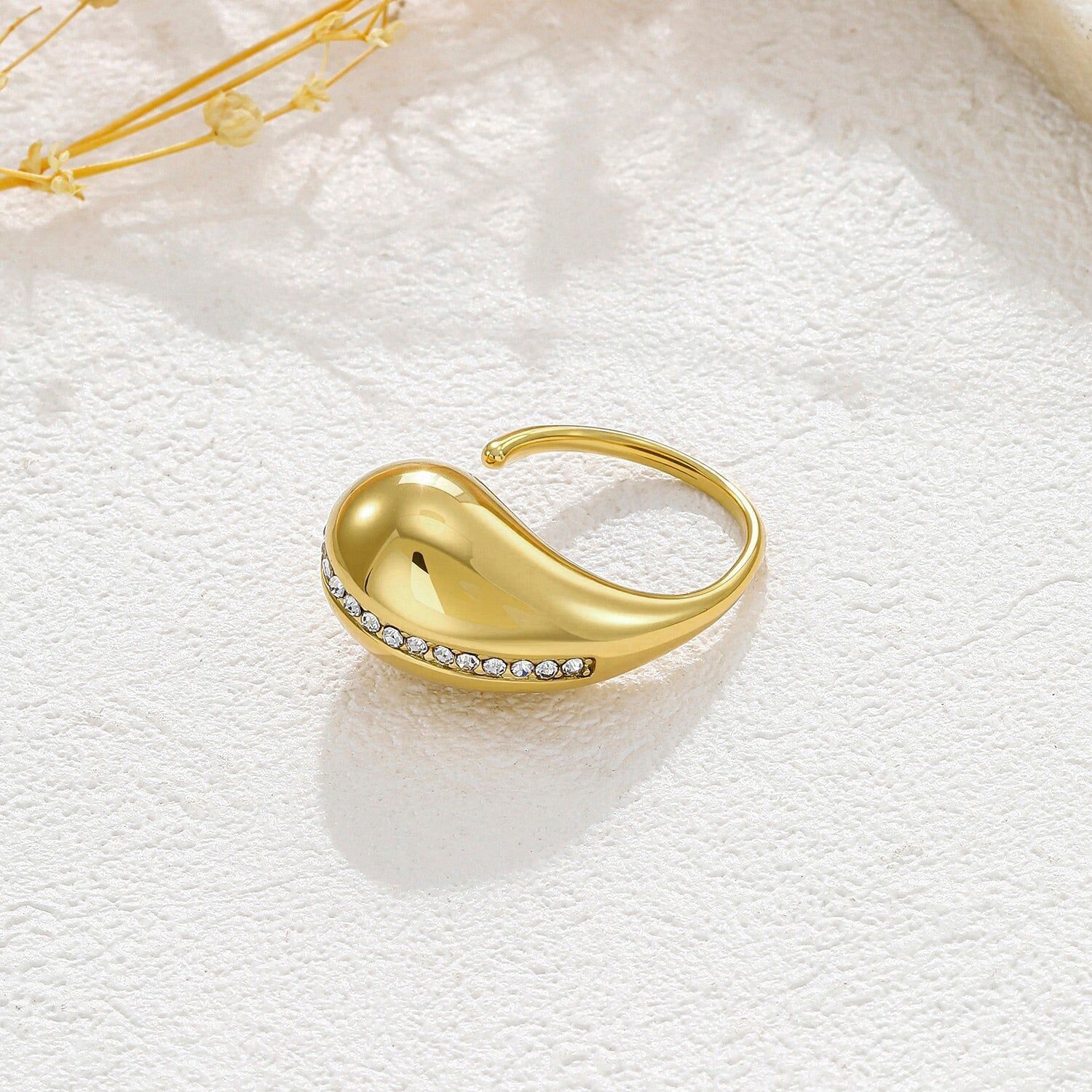 Verstellbarer, offener Goldring mit gewölbtem, organischem Design, verziert mit Strasssteinen